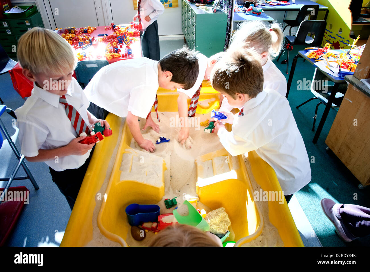 Kinder spielen im Stiftung Bühne Unterricht in der Grundschule UK Stockfoto