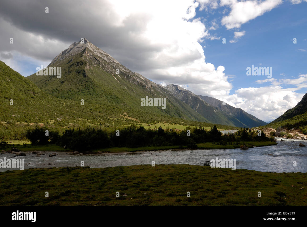 Wolken und Gebirgsbildung mit Wald und Fluss im Tal auf dem Weg in die Dagu-Schlucht zum Oracle See Lhamo Lhatso Stockfoto