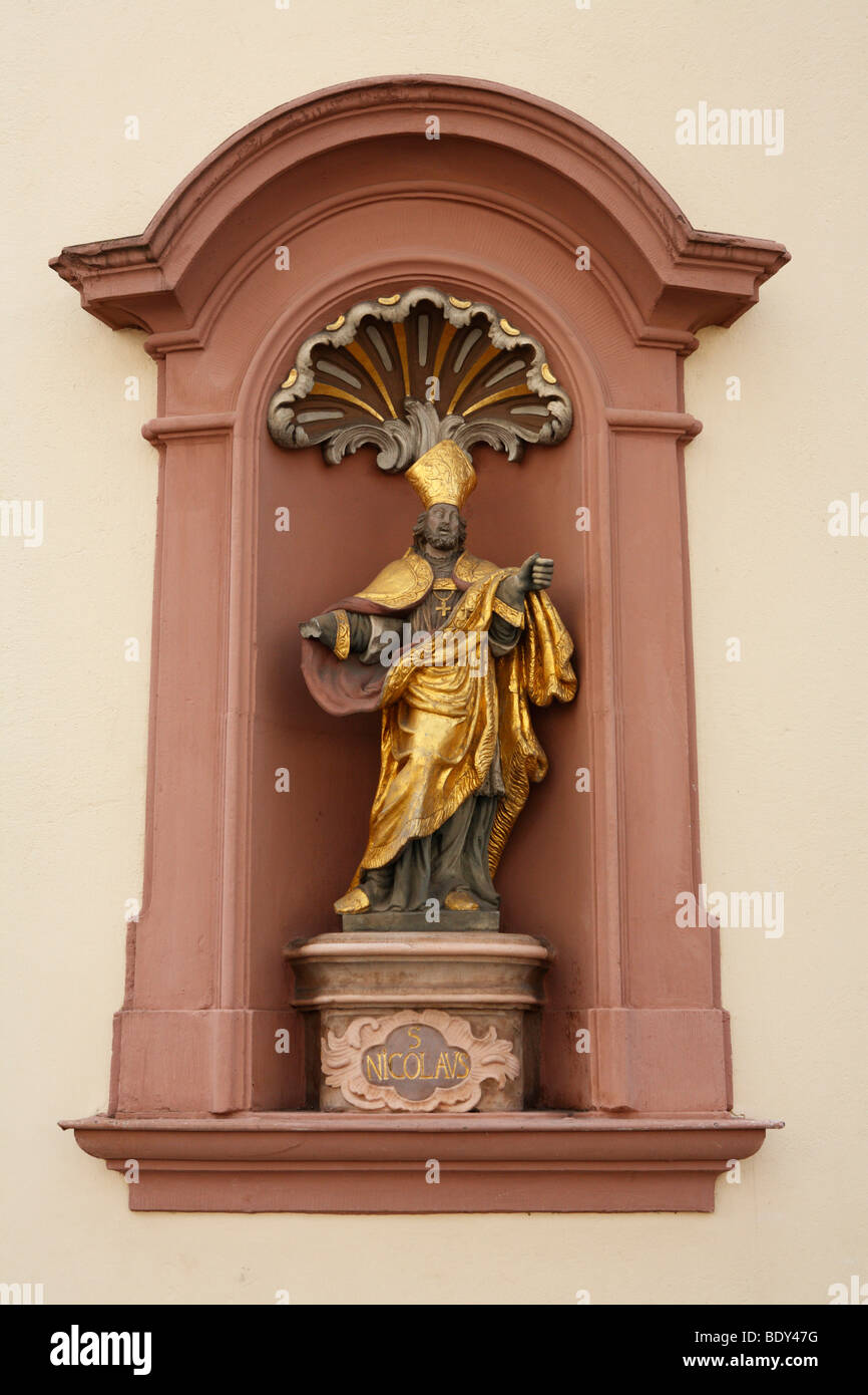 Statue von St. Nicolaus in Trier, Rheinland-Pfalz, Deutschland, Europa Stockfoto