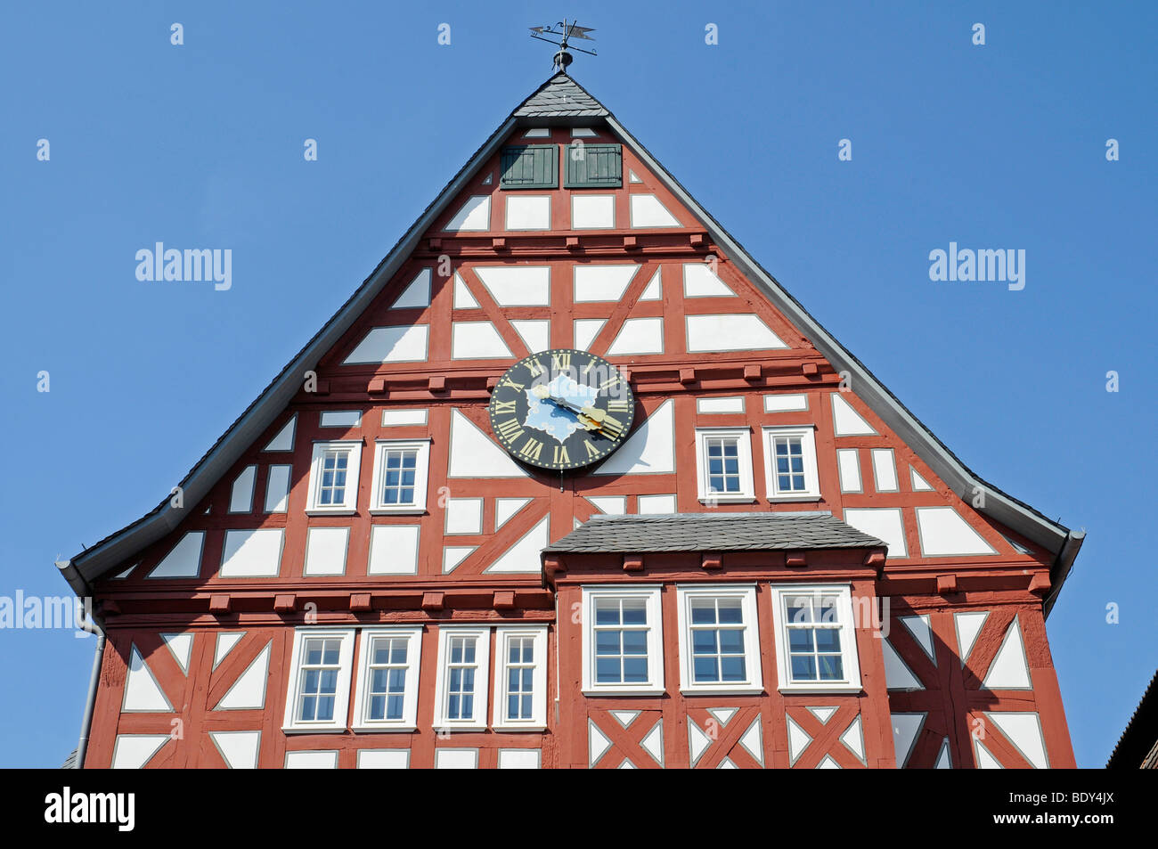 Historischen Fachwerkhaus, Uhr, Giebel, Rathaus, Kirchhain, Kassel, Hessen,  Deutschland, Europa Stockfotografie - Alamy