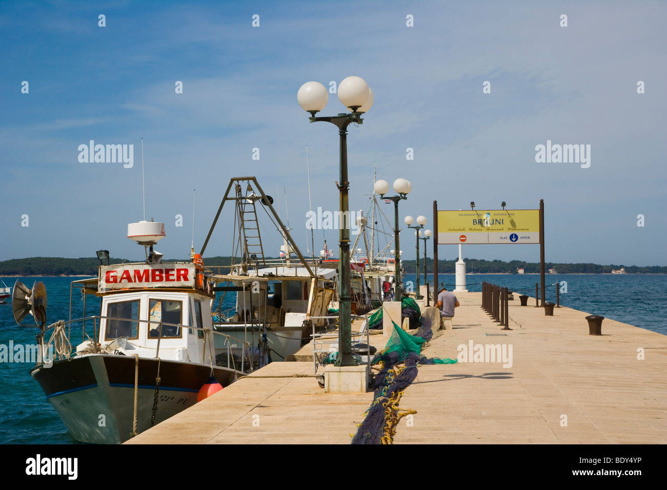 Hafen von Fazana mit Fischer- und Ausflugsboote zu den Brijuni-Inseln, Istrien, Kroatien, Europa Stockfoto
