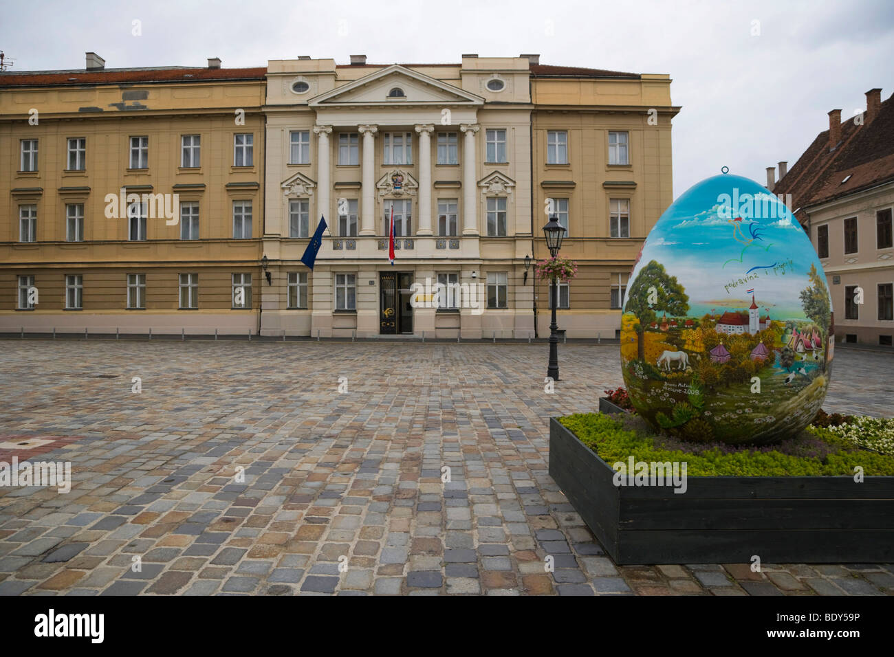 Riesen Osterei aus dem Herzen von kroatischen naiven Künstler vor dem Parlament von Kroatien, Hrvatski Sabor, Markova Trg, Stockfoto