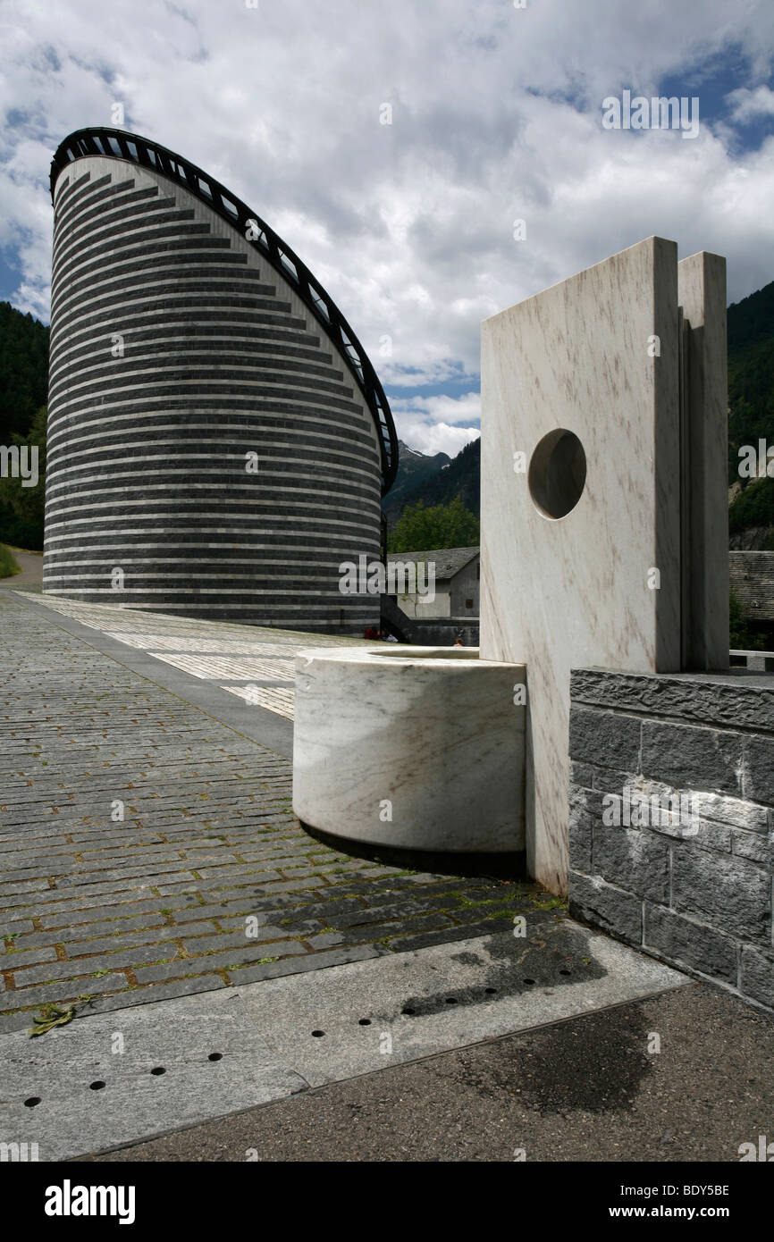 Die Granit-Kirche, entworfen von Stararchitekt Mario Botta in Mogno, Valle  Maggia, Tessin, Schweiz, Europa Stockfotografie - Alamy