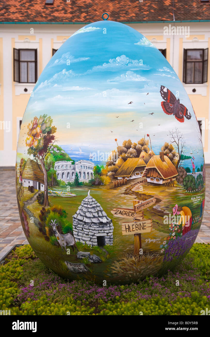 Riesen Osterei aus dem Herzen von kroatischen naiven Künstler, Markusplatz entfernt Markova Trg, Gornji Grad, Zagreb, Kroatien, Europa Stockfoto