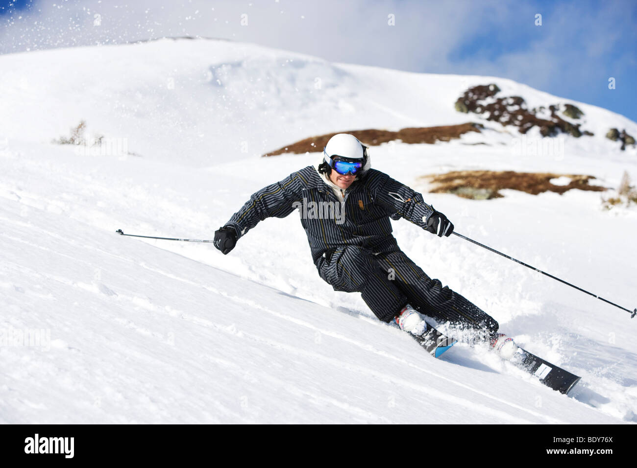 Mann im schwarzen Anzug, die abseits der Piste Carven. Stockfoto