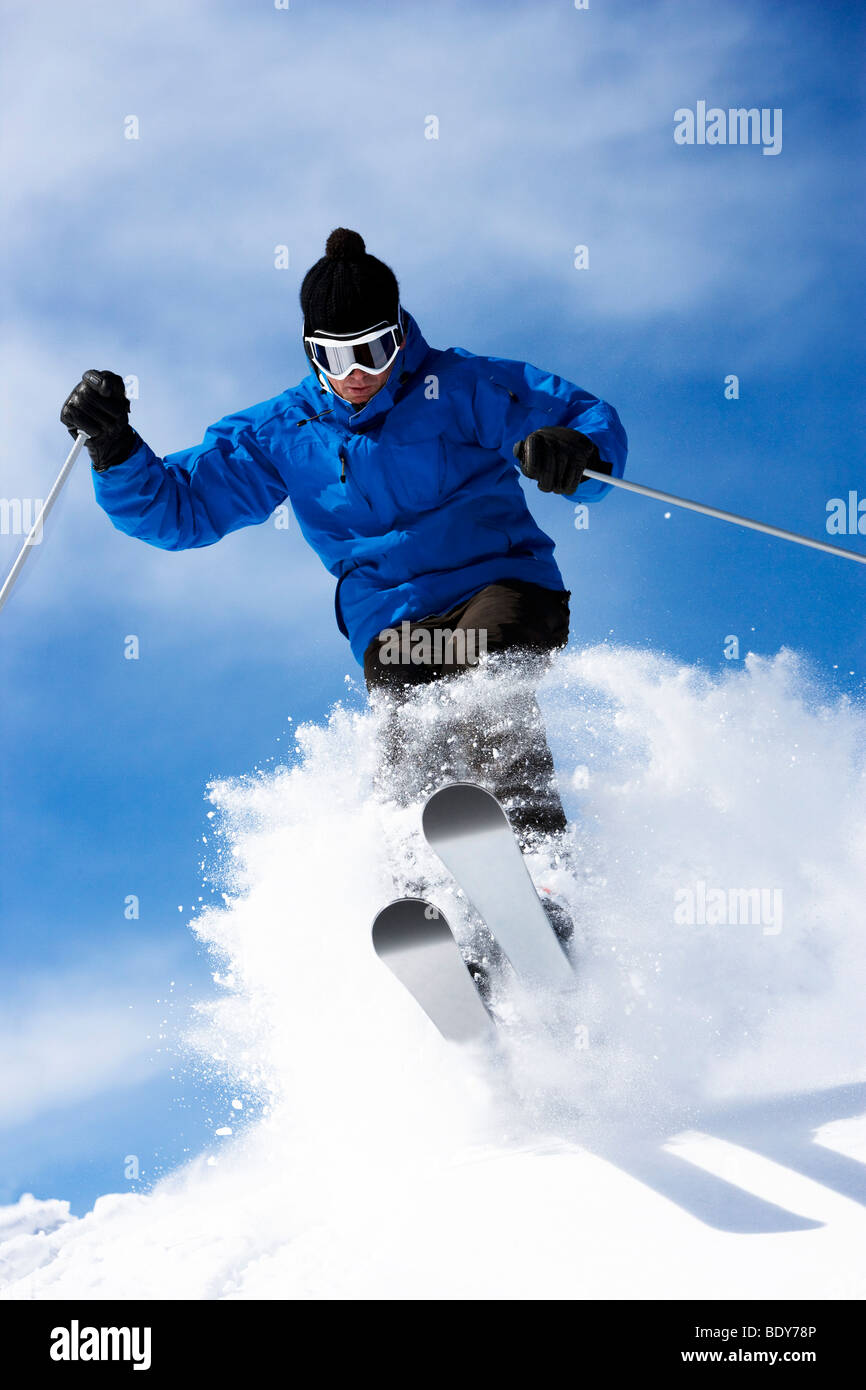 Mann im blauen & schwarzen Anzug abseits der Piste. Stockfoto