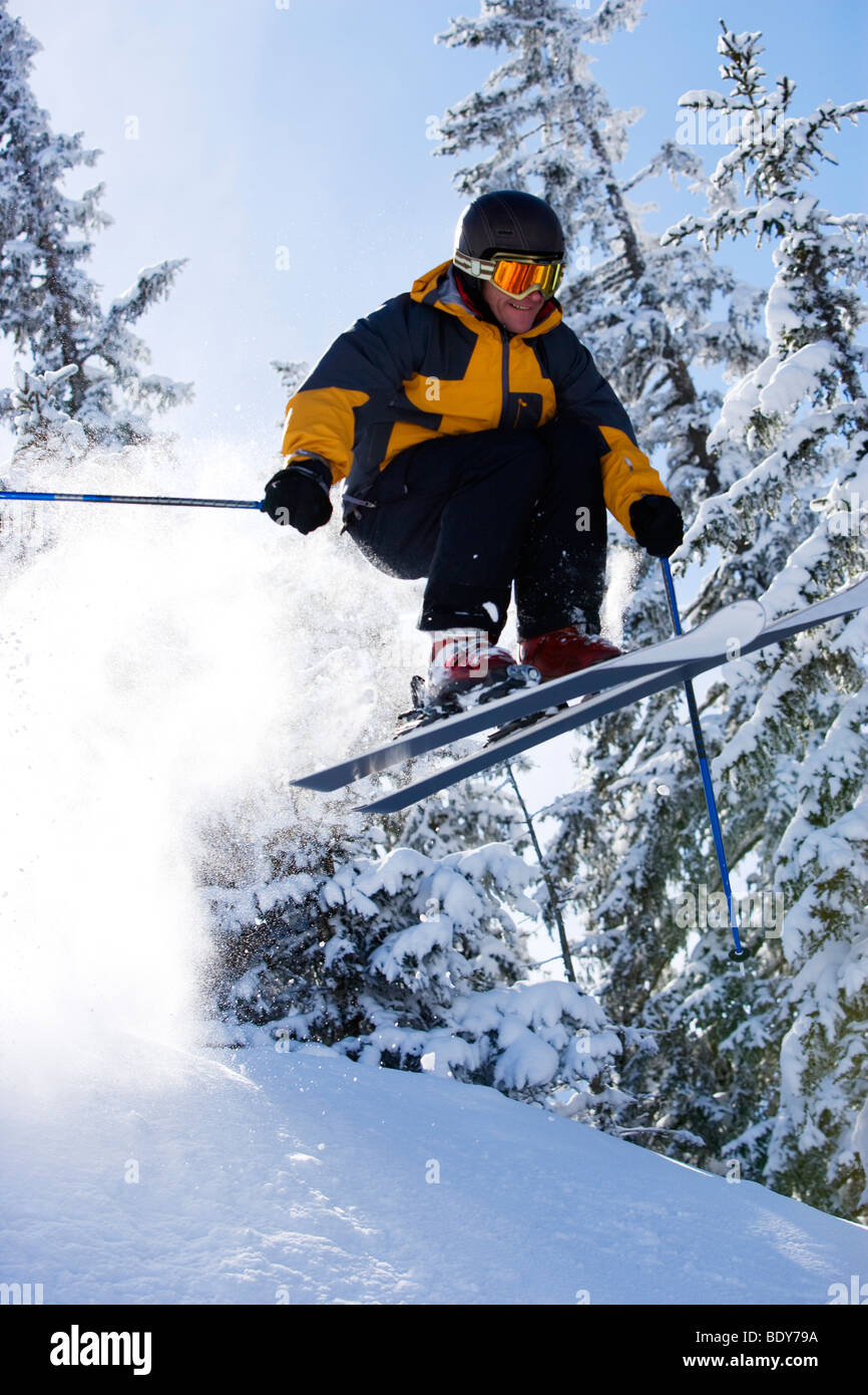 Mann in schwarz & orange Outfit lüften. Stockfoto