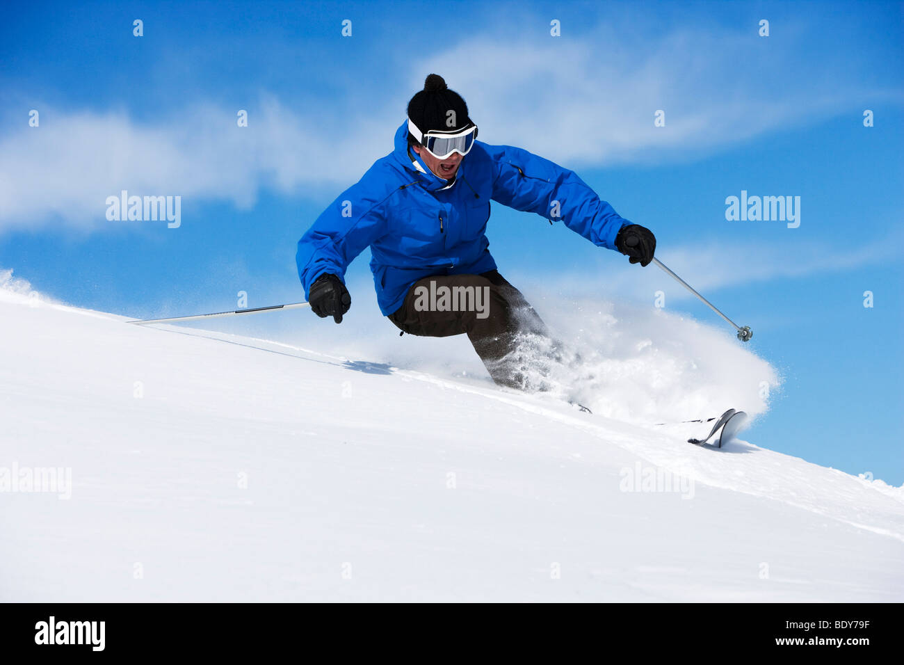Mann im blauen & schwarzen Outfit drehen. Stockfoto