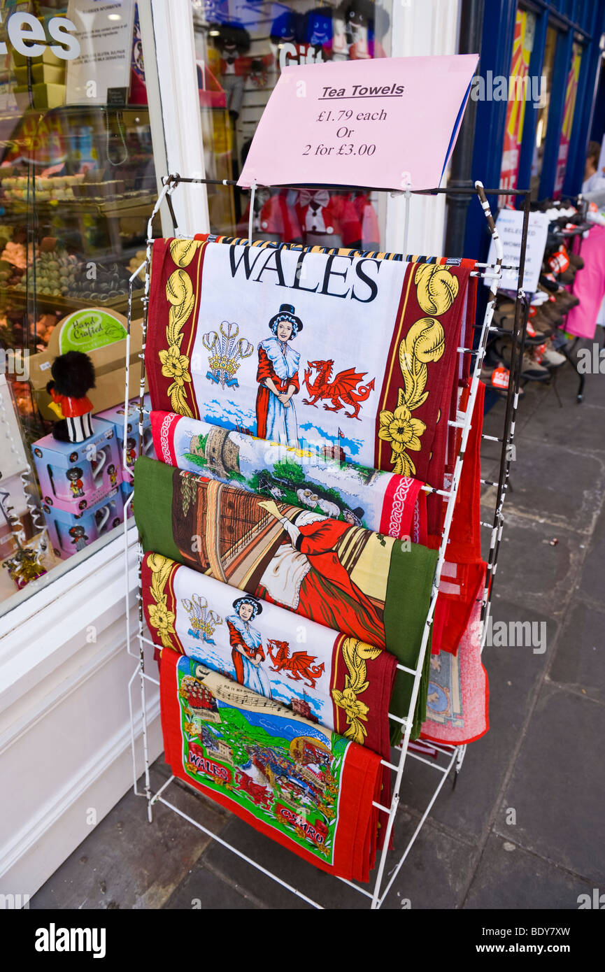 Wales-Geschirrtücher für den Verkauf außerhalb Welsh Geschenkartikelladen in Brecon Powys Wales UK Stockfoto
