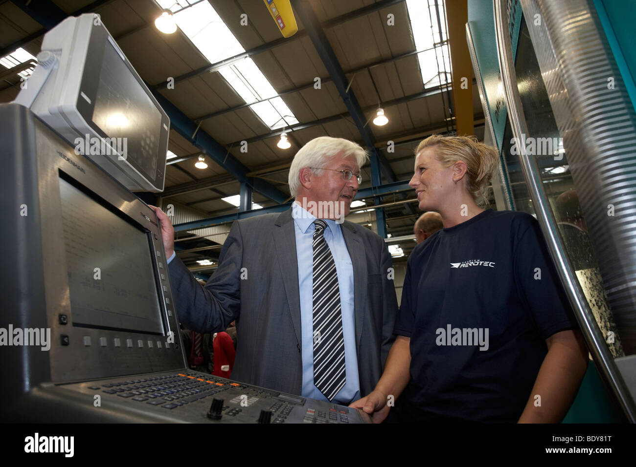 Der deutsche Außenminister, Vizekanzler und SPD Kanzler Kandidat Frank-Walter Steinmeier im Gespräch mit einem Mitarbeiter des A Stockfoto