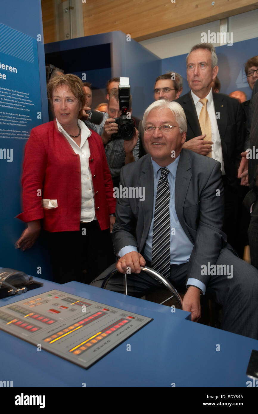 Der deutsche Außenminister, Vizekanzler und SPD Kanzler Kandidat Frank-Walter Steinmeier, den eine Cont-Simulator in Betrieb Stockfoto