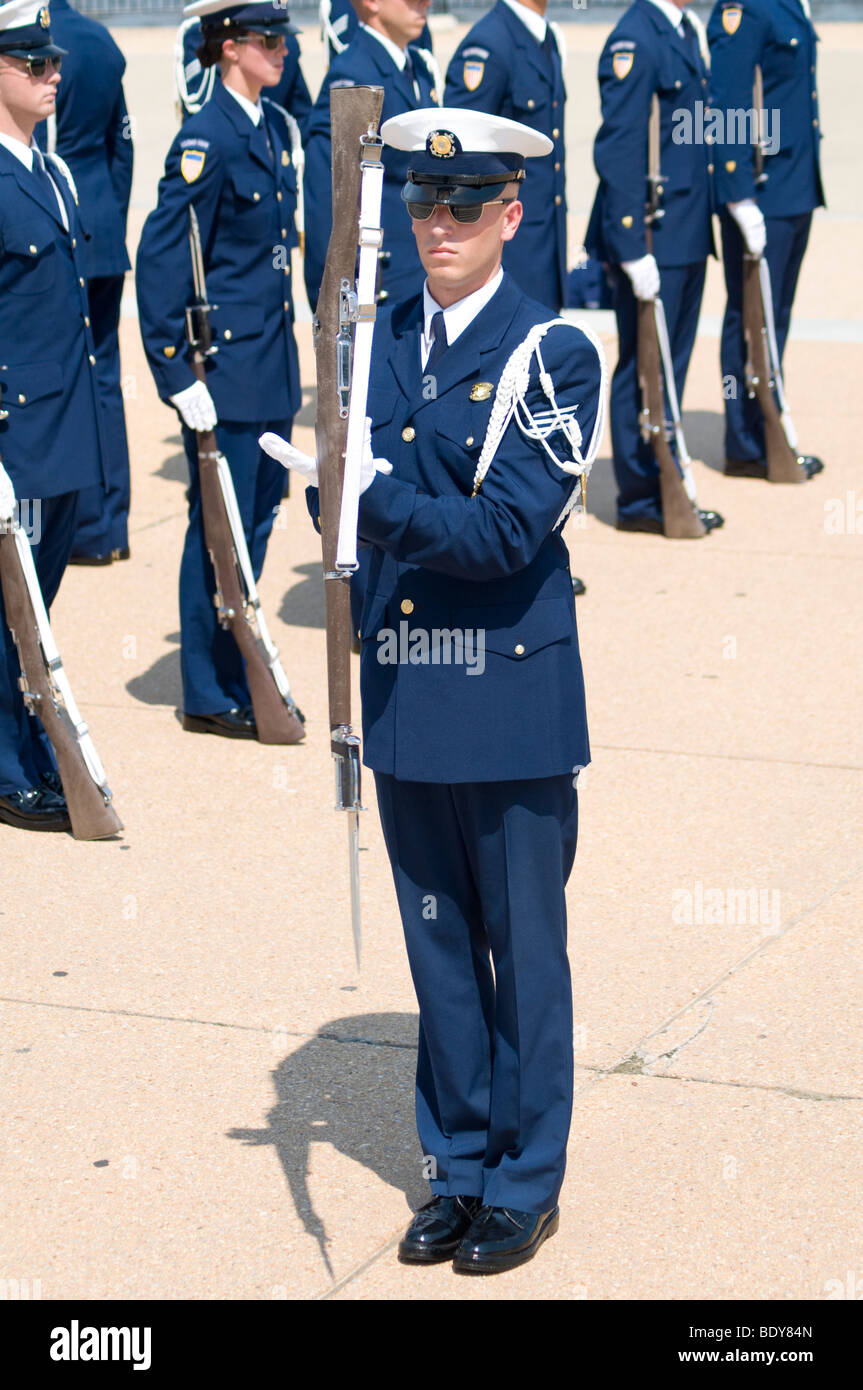Der US Coast Guard Silent Bohrer Team, Bestandteil der Ehrengarde, erklingt in der Jefferson Memorial in Washington, DC. Stockfoto