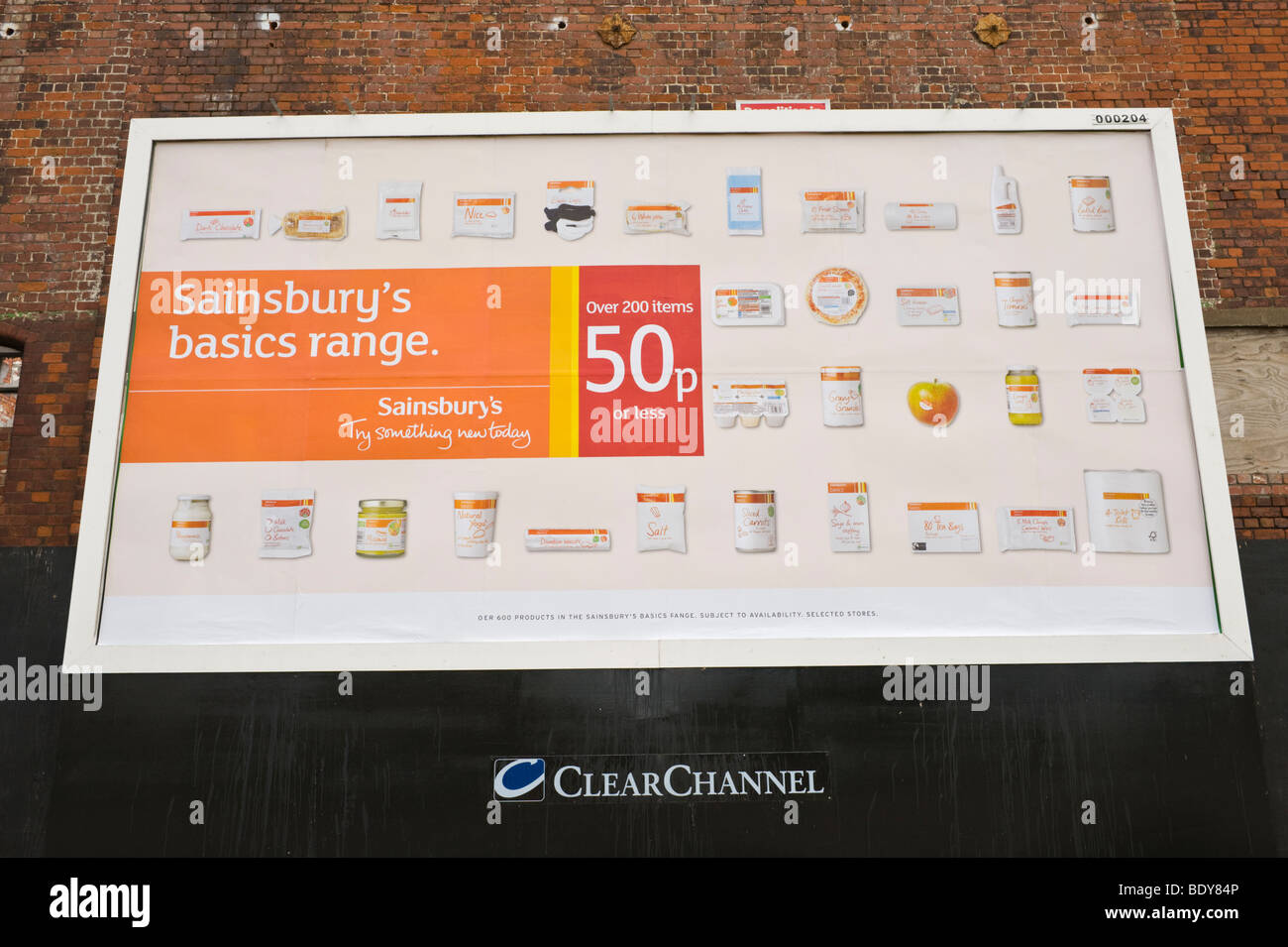 ClearChannel Reklametafel für Sainsburys Grundlagen-Food-Sortiment auf der verlassenen Gebäude im britischen Stadt Stockfoto