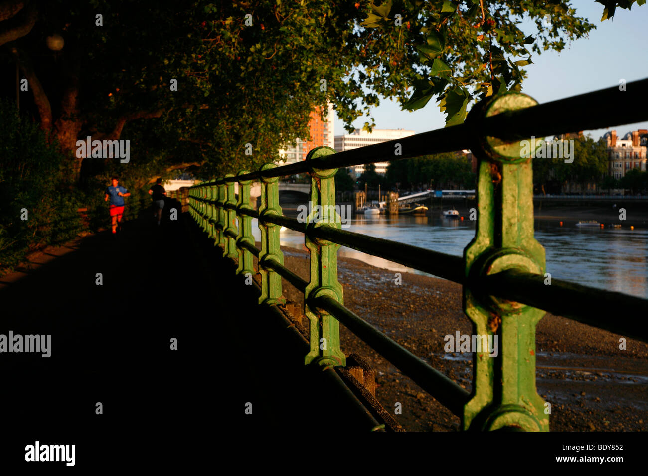 Thames Path läuft an der Themse an Bischöfe Park, Fulham, London, UK Stockfoto