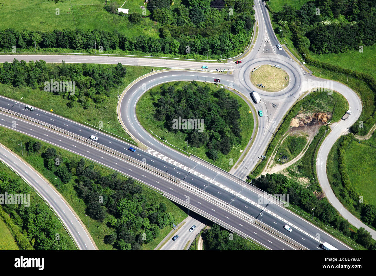 Luftaufnahme des typischen Autobahnanschluss Stockfoto