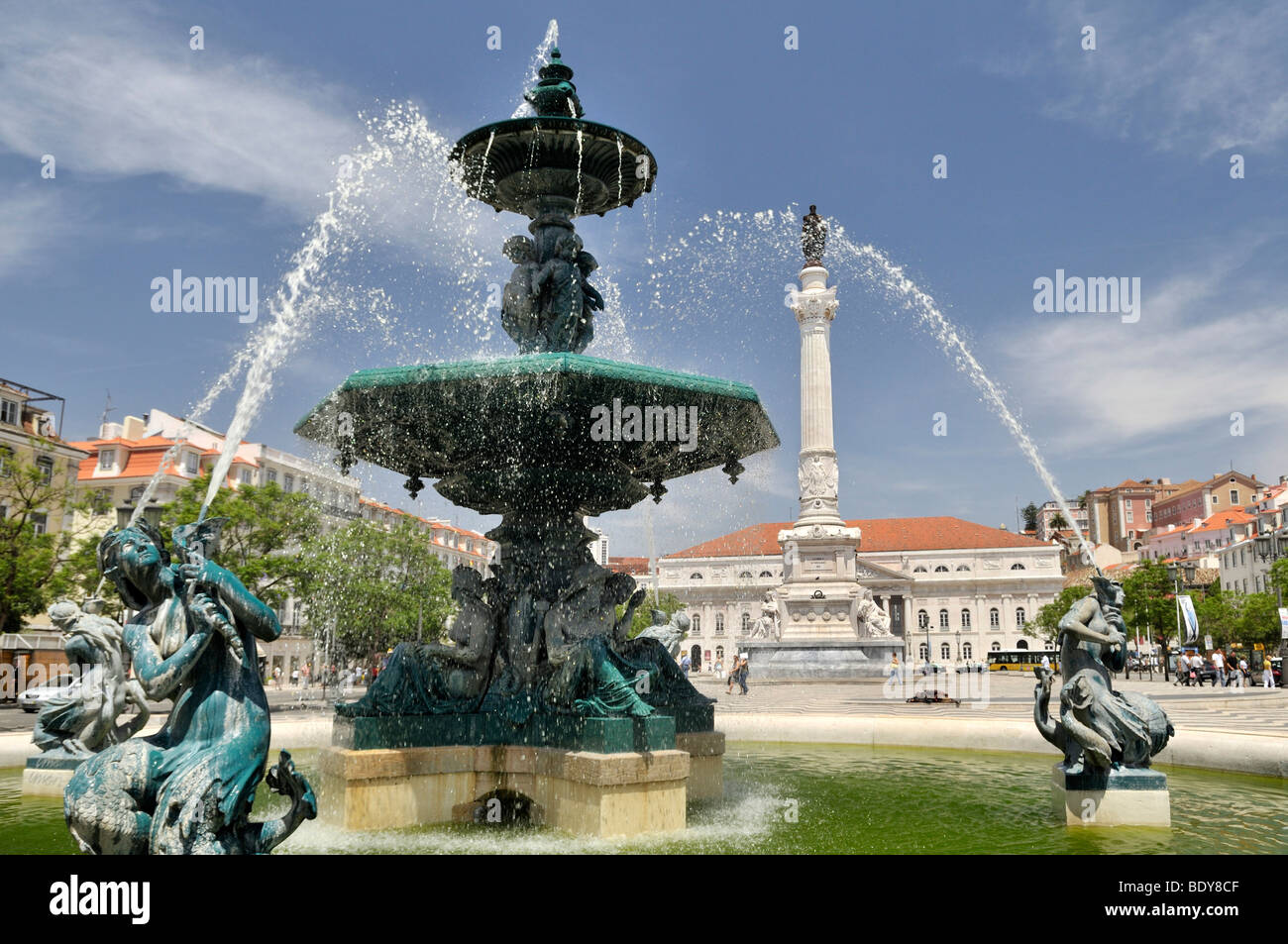 Bronze Brunnen und Statue von König Pedro IV im Platz Praca Rossio, Stadtteil Baixa, Lissabon, Portugal, Europa Stockfoto