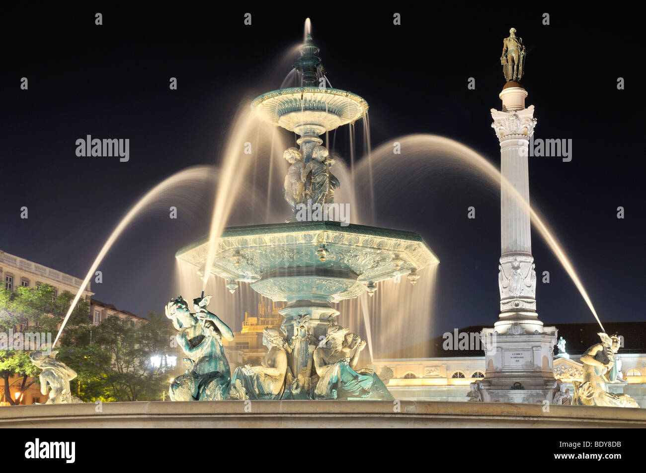 Bronze Brunnen und Statue von König Pedro IV in den Platz Praca Rossio bei Nacht, Stadtteil Baixa, Lissabon, Portugal, Europa Stockfoto