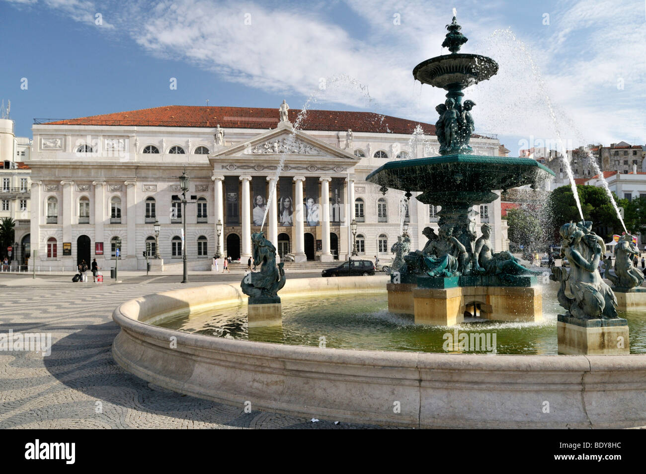 Bronze Brunnen und National Theater, Teatro Nacional auf den Platz Praca Rossio, Baixa-Viertel, Lissabon, Portugal, Europa Stockfoto
