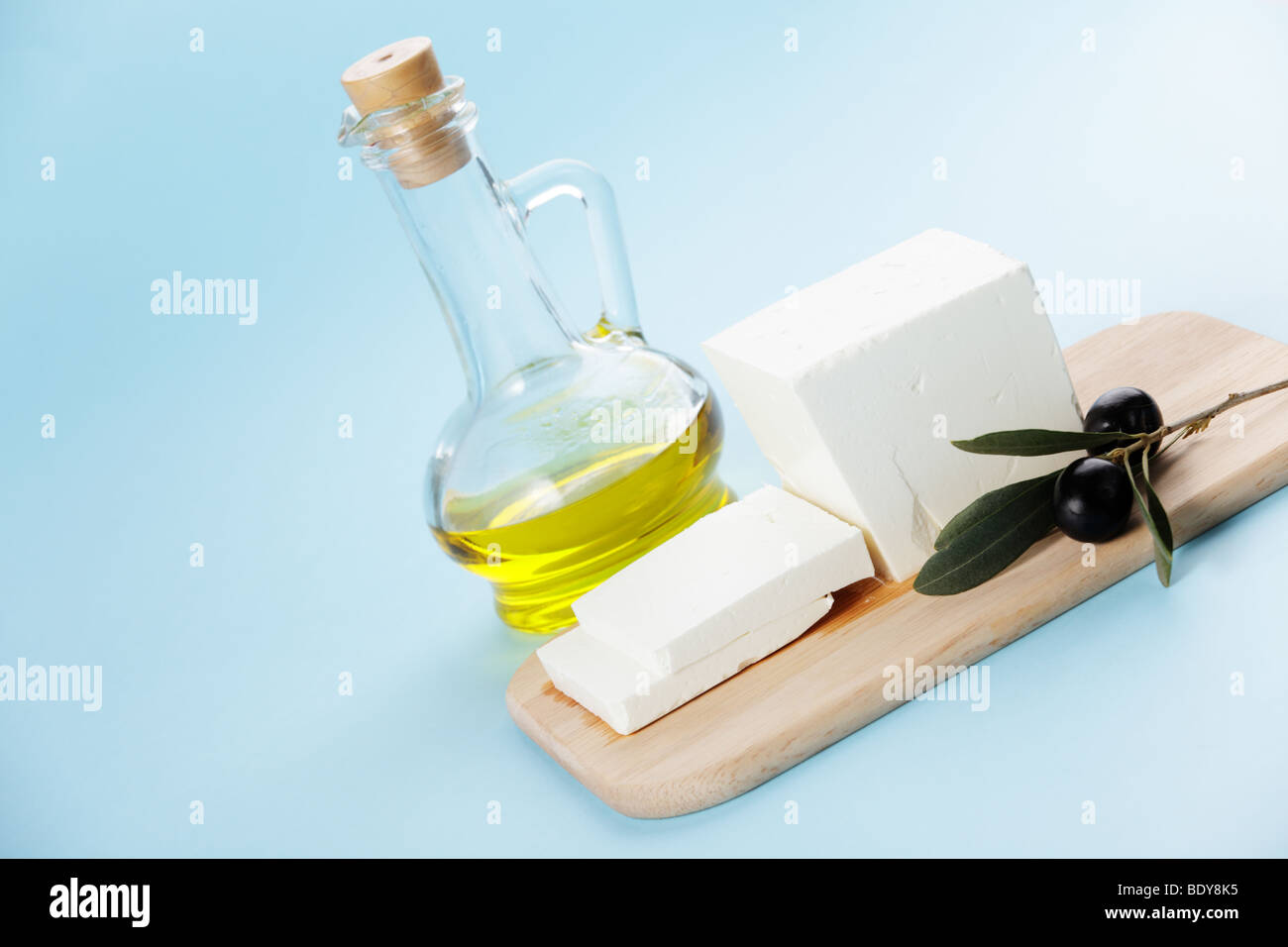 Feta-Käse mit Olivenzweig und Öl Stockfoto