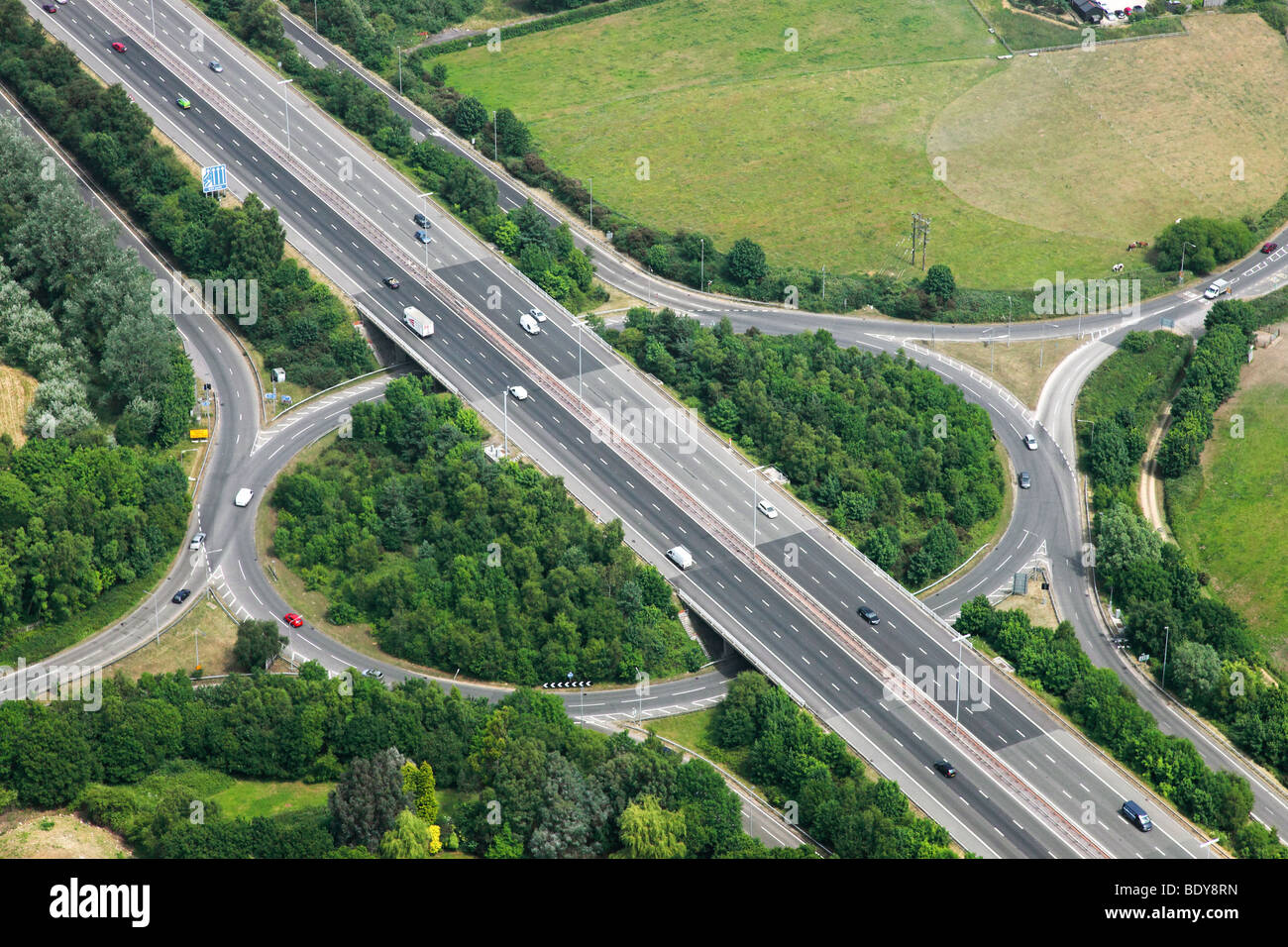 Eine Luftaufnahme der britischen Autobahn mit Kreisverkehr gehen unter Stockfoto