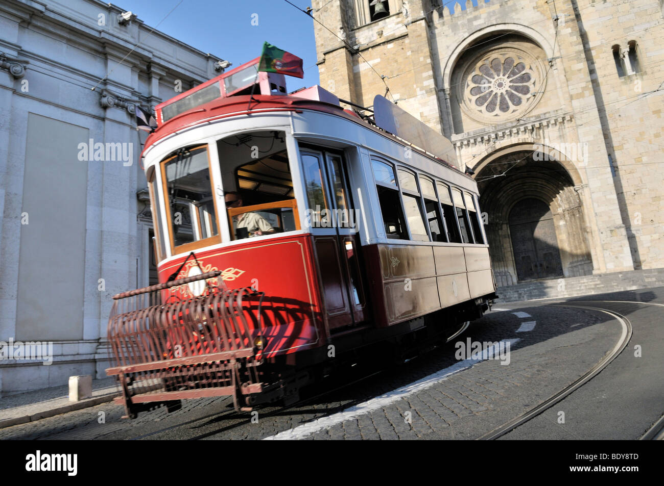 Rote Straßenbahn vor der Catedral Sé Patrizierhaeuser Kathedrale, Lissabon, Portugal, Europa Stockfoto