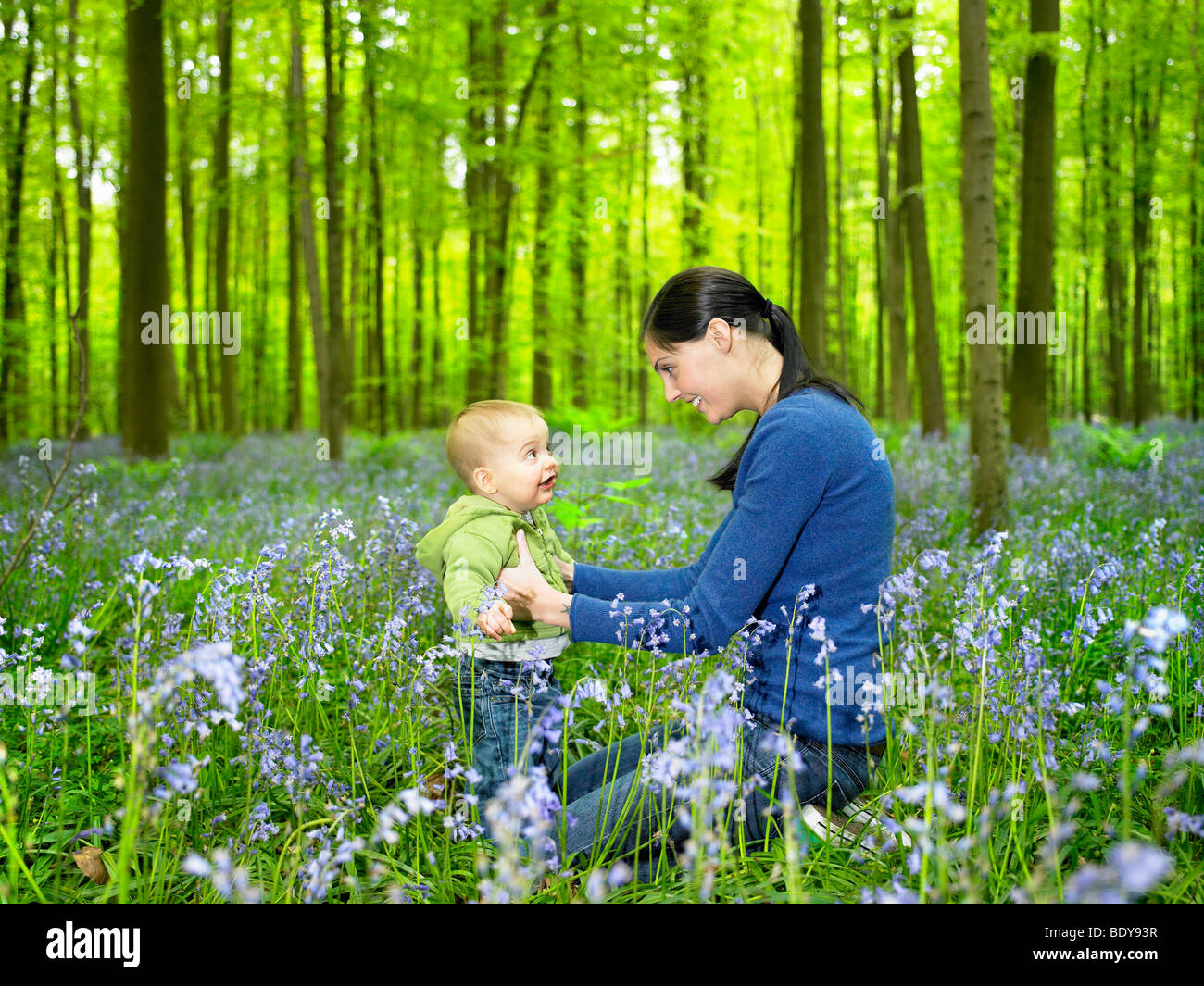 Mutter und Sohn im Wald Stockfoto