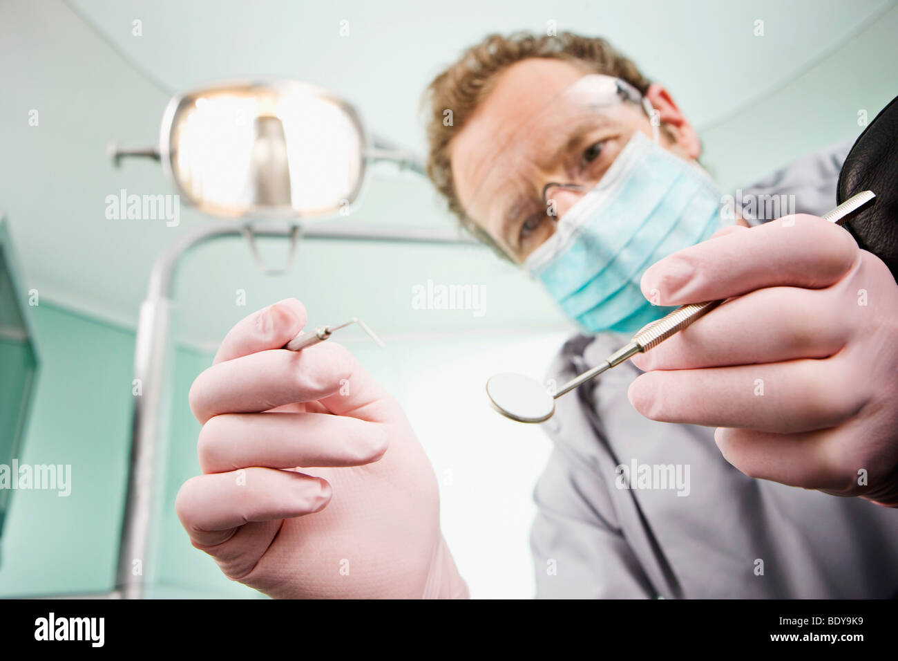 Ein Zahnarzt einem Patienten Stockfoto