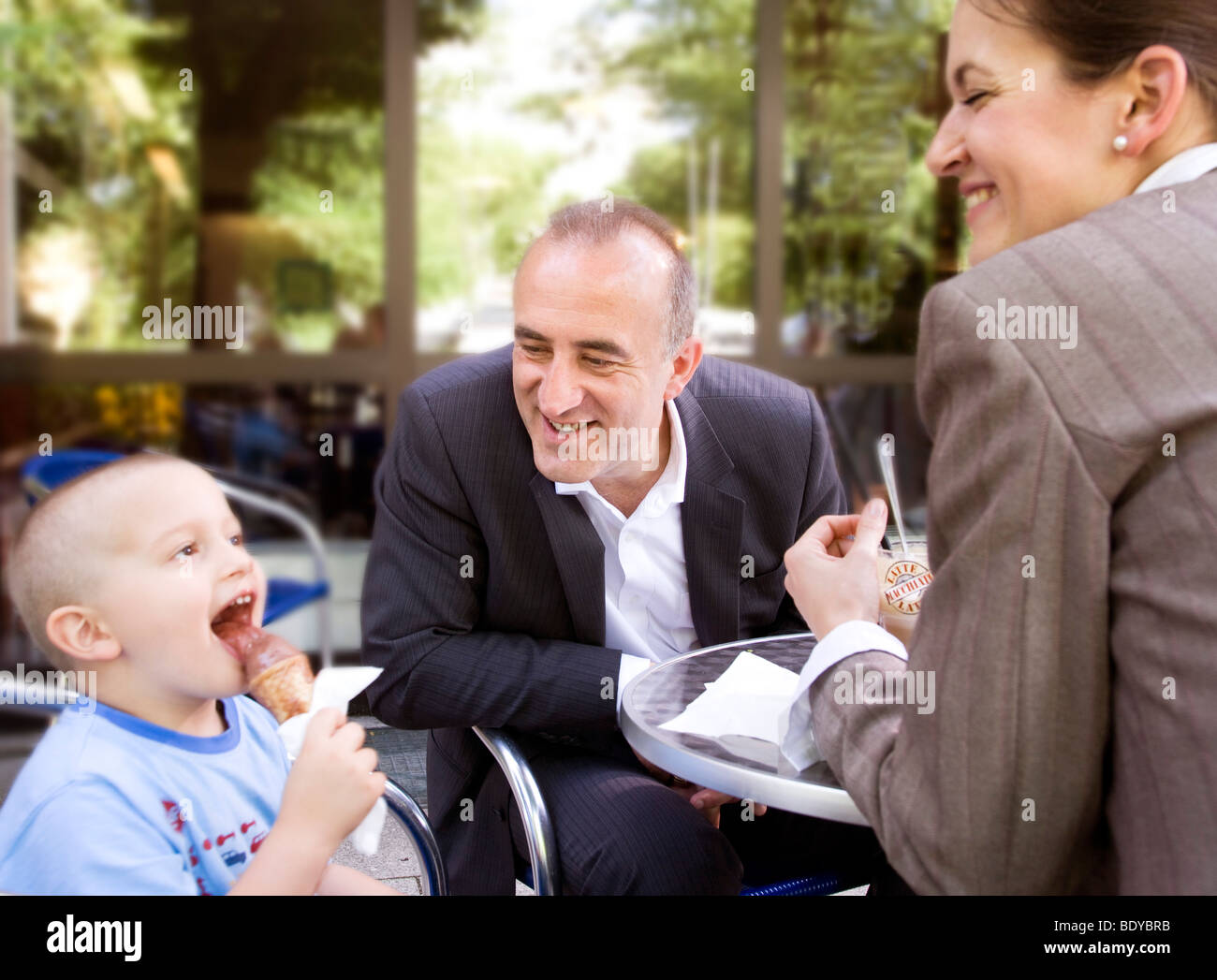 Business-paar mit Sohn im Café im freien Stockfoto