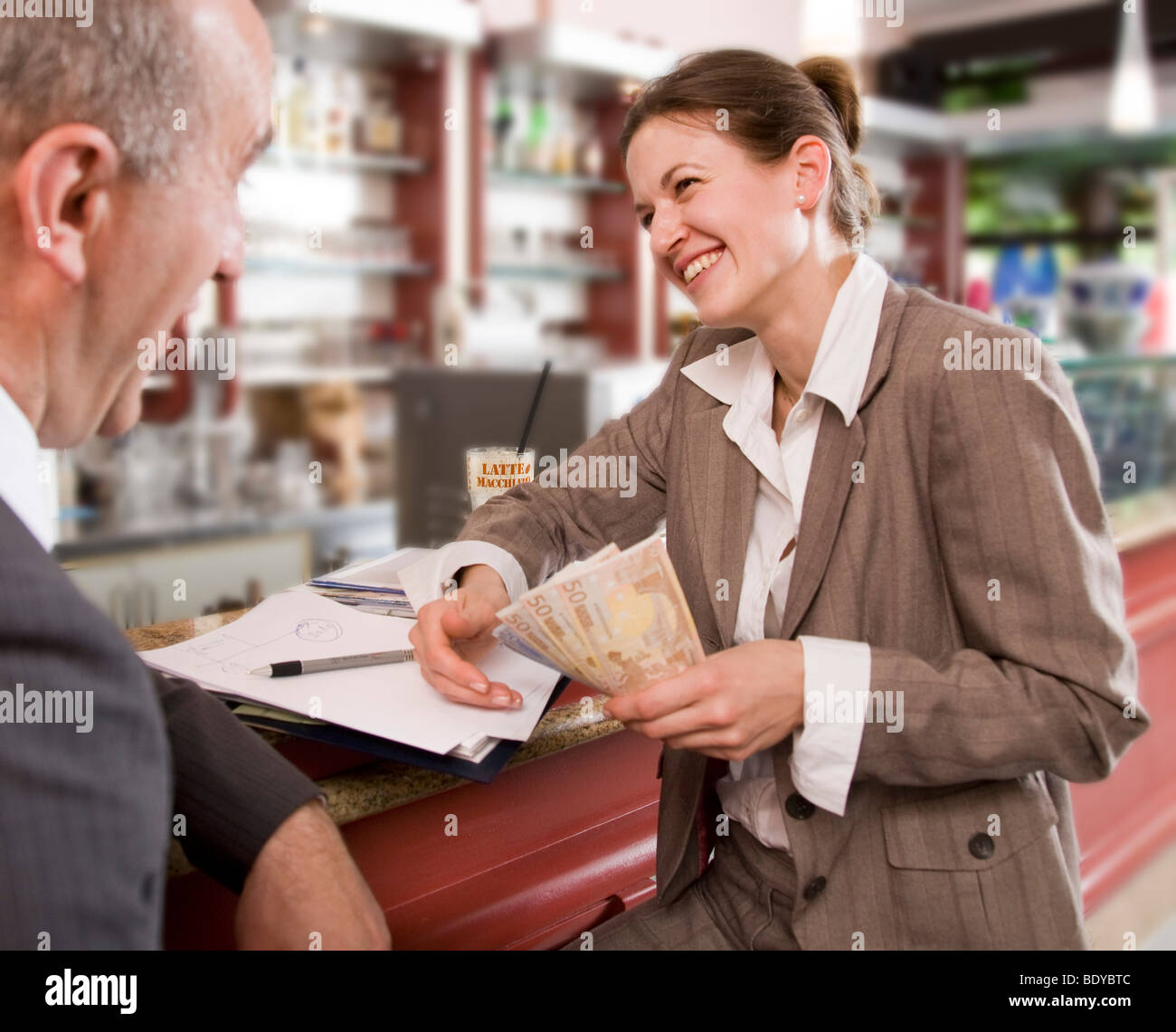 Geschäftsfrau, zahlt Man in der Bar Stockfoto