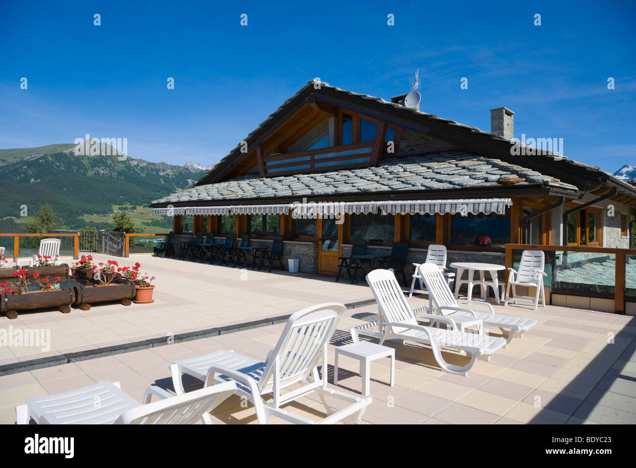 Hauptgebäude mit Terrasse, Dalai Lama Village, Camping Club, Chatillon, Cervino Tal, Aosta-Tal, Valle d ' Aosta, Alpen, Ita Stockfoto