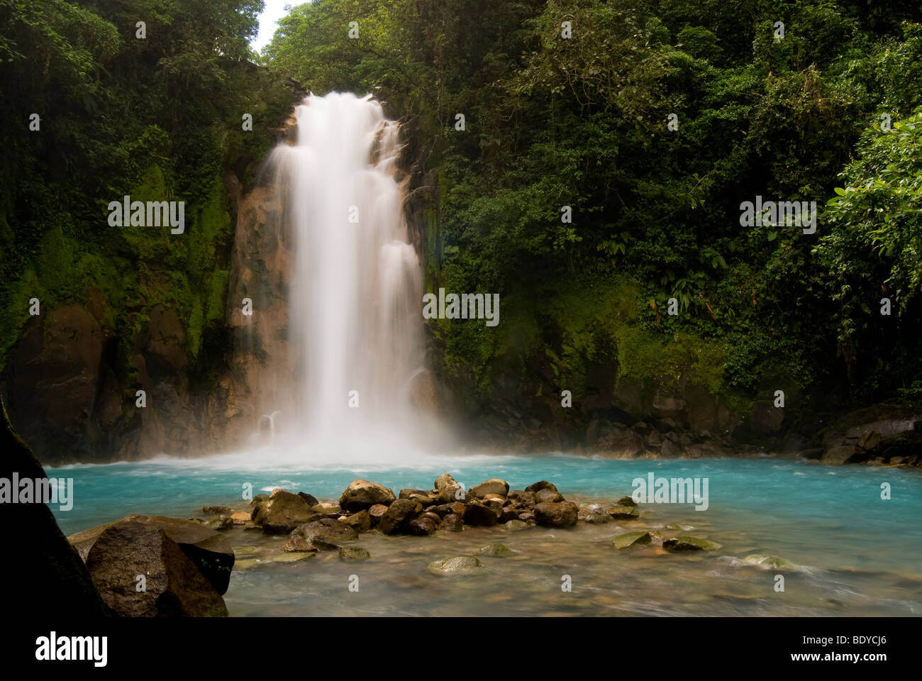 Wasserfall am Rio Celeste, Tenorio Vulkan-Nationalpark, Costa Rica. Stockfoto