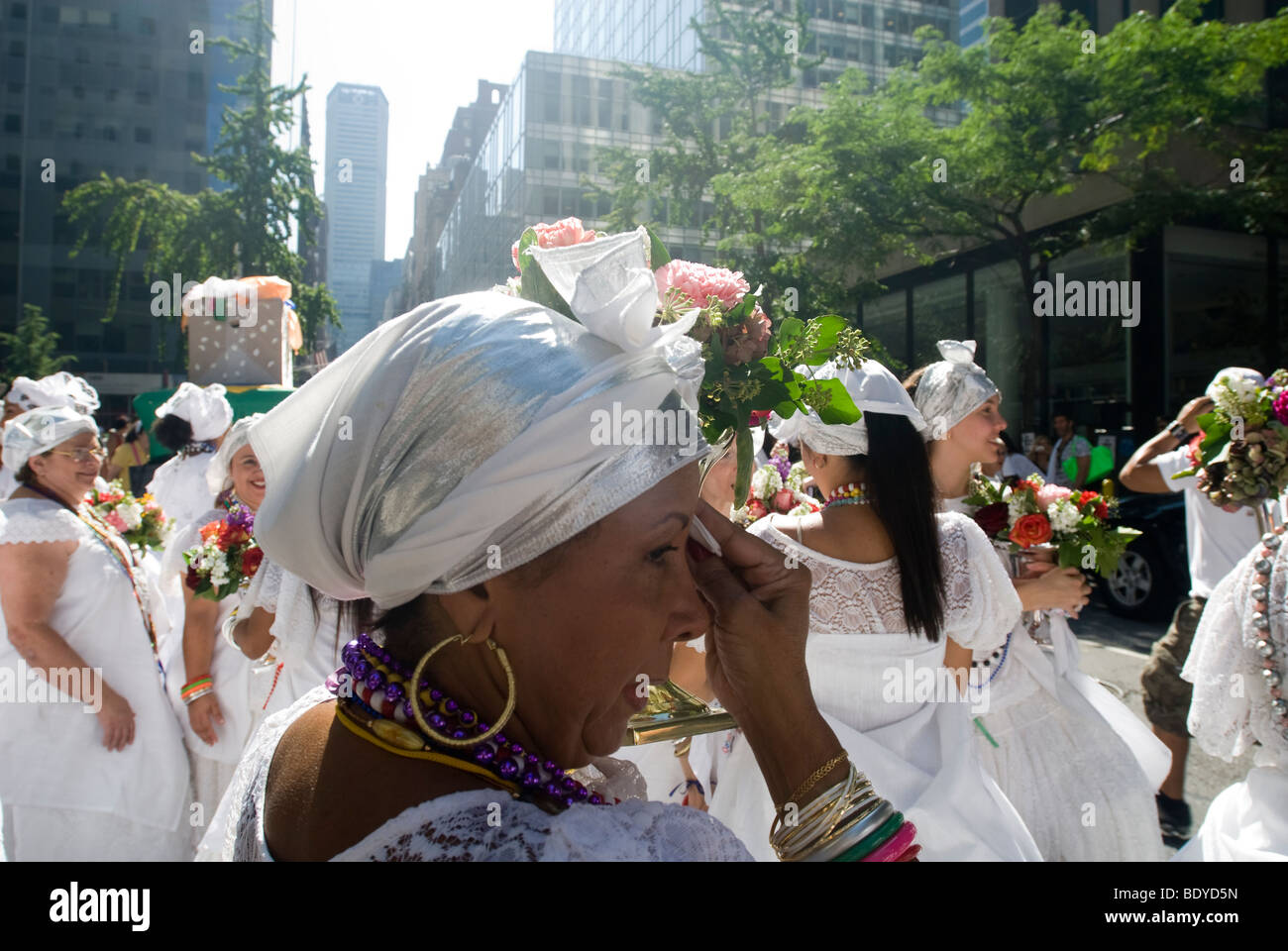 Brasilianische Tänzerinnen und PerformerInnen mitmachen Lavagem da Rua 46 (Reinigung der 46th Street) Prozession vor Brasilien Fest Stockfoto