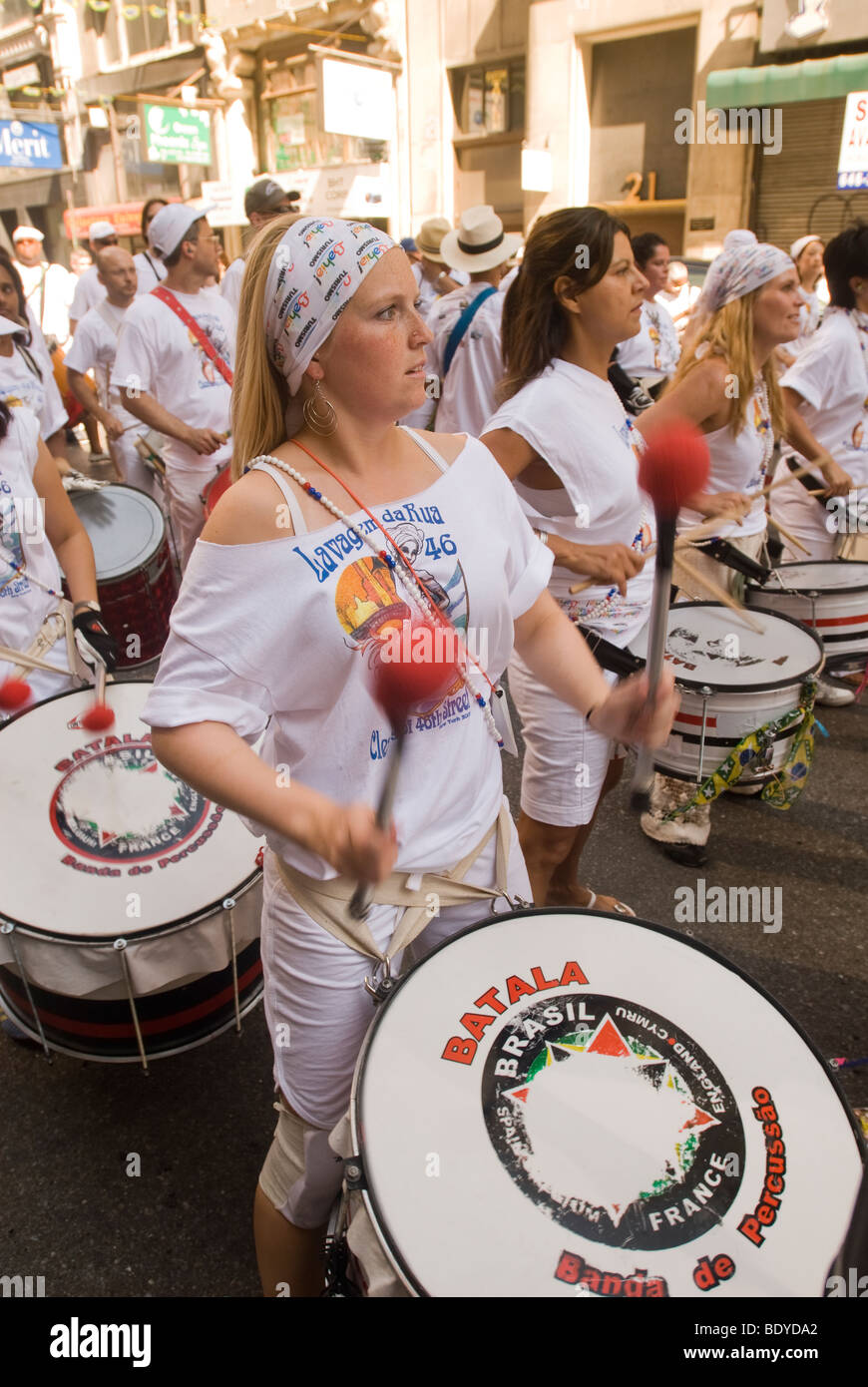 Brasilianische Tänzerinnen und PerformerInnen mitmachen Lavagem da Rua 46 (Reinigung der 46th Street) Prozession vor Brasilien Fest Stockfoto