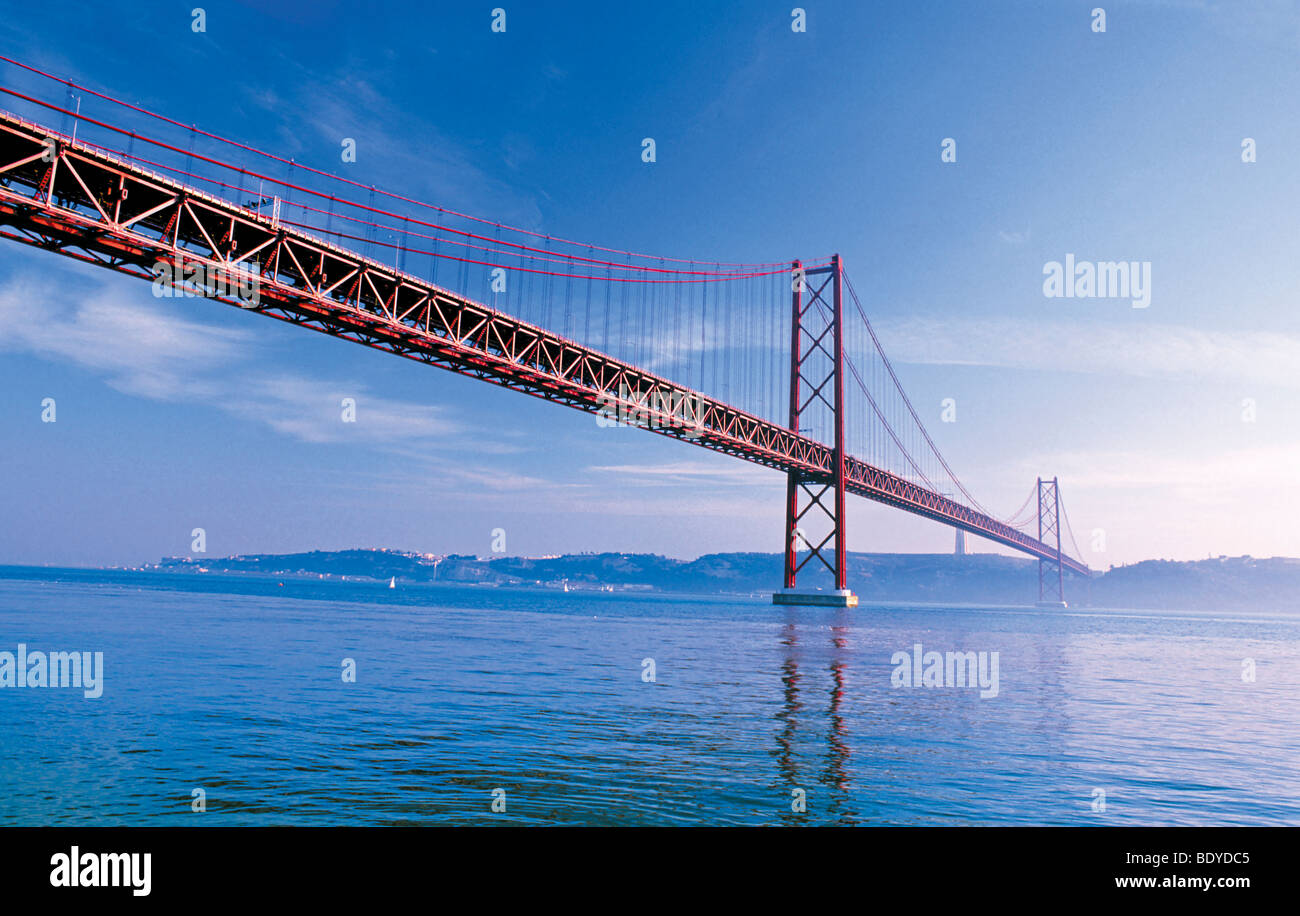 Portugal, Lissabon: Brücke 25 de Abril und Tejo Stockfoto