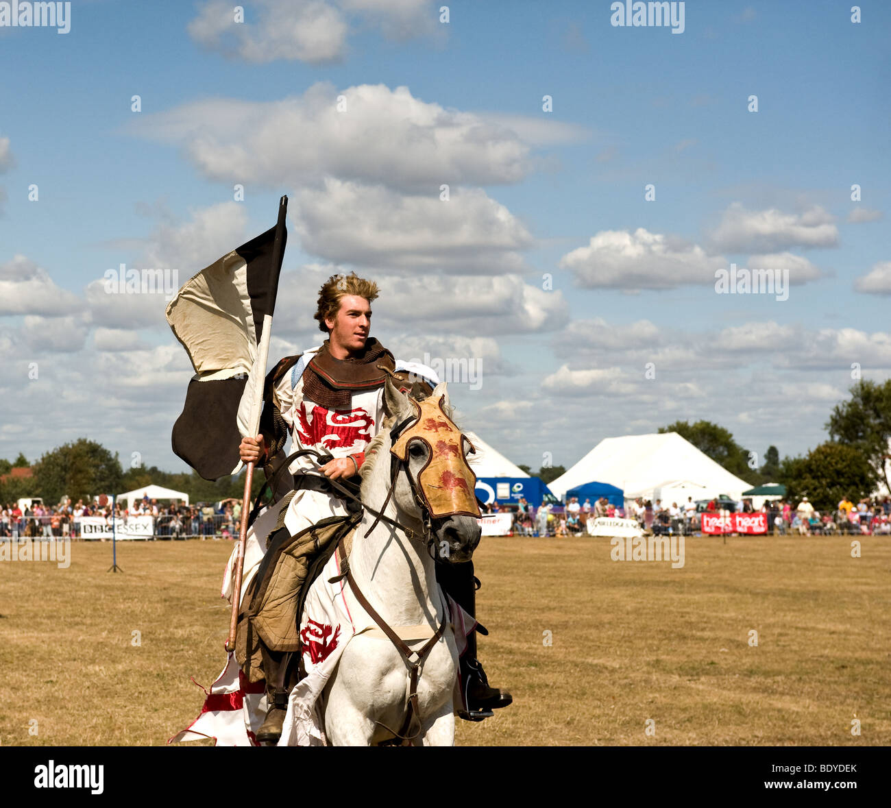 Ein Ritter reiten ein Pferd in einem Turnier in einem Land zeigen. Stockfoto