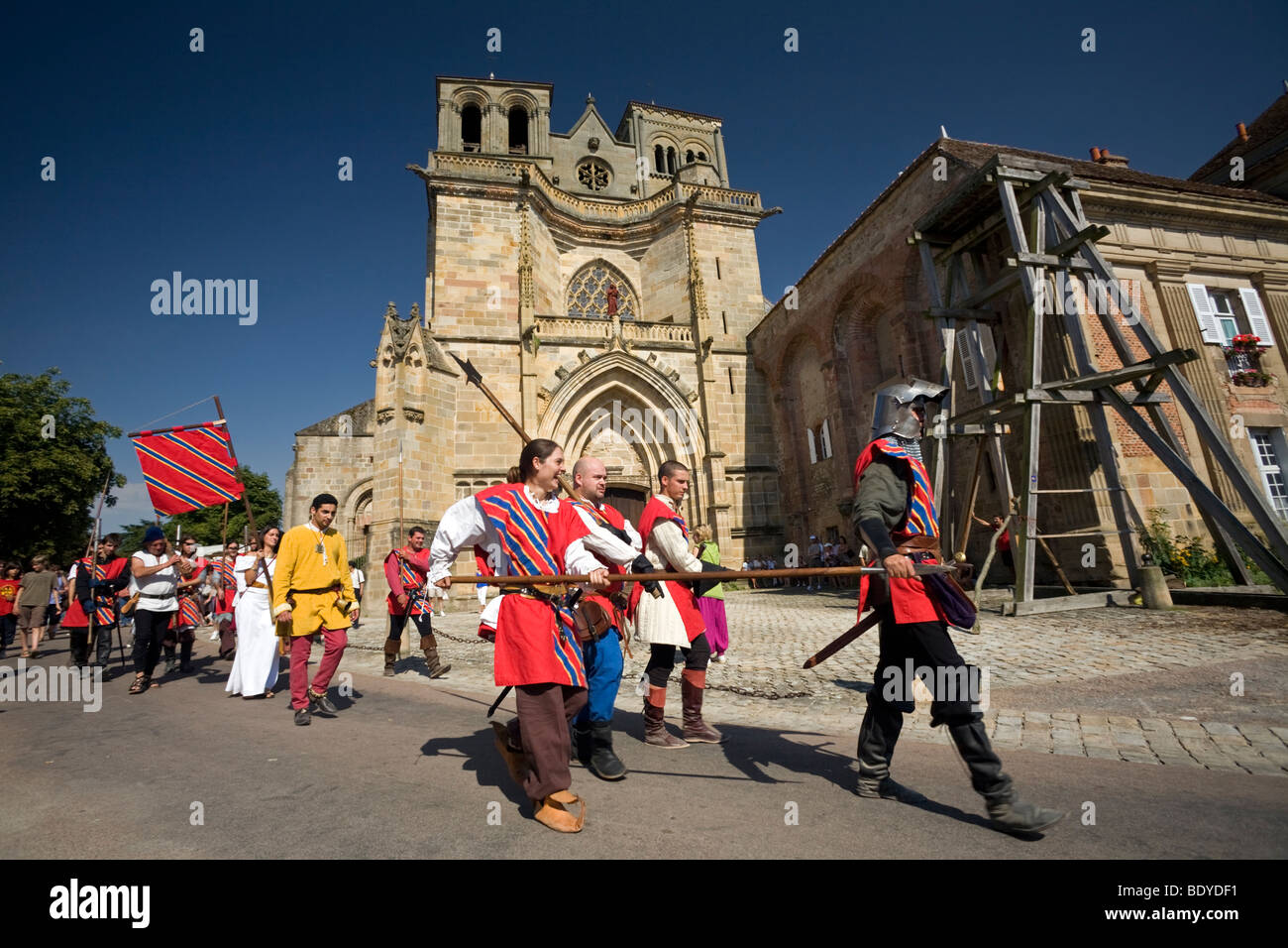 Ein Faschings-Prozession zum Zeitpunkt der Souvigny Mittelalterfest (Frankreich). Statisch Costumé Lors De La Foire de Souvigny. Stockfoto