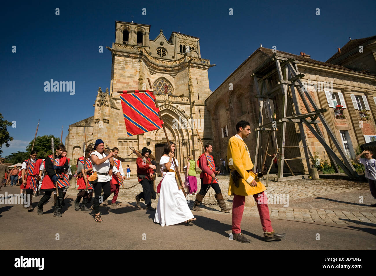 Ein Faschings-Prozession zum Zeitpunkt der Souvigny Mittelalterfest (Frankreich). Statisch Costumé Lors De La Foire de Souvigny. Stockfoto