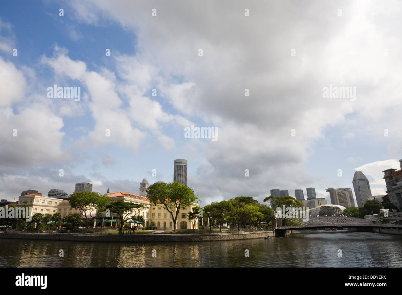 Blick vom Boat Quay auf Civic District und Cavenagh Brücke, Singapur Stockfoto