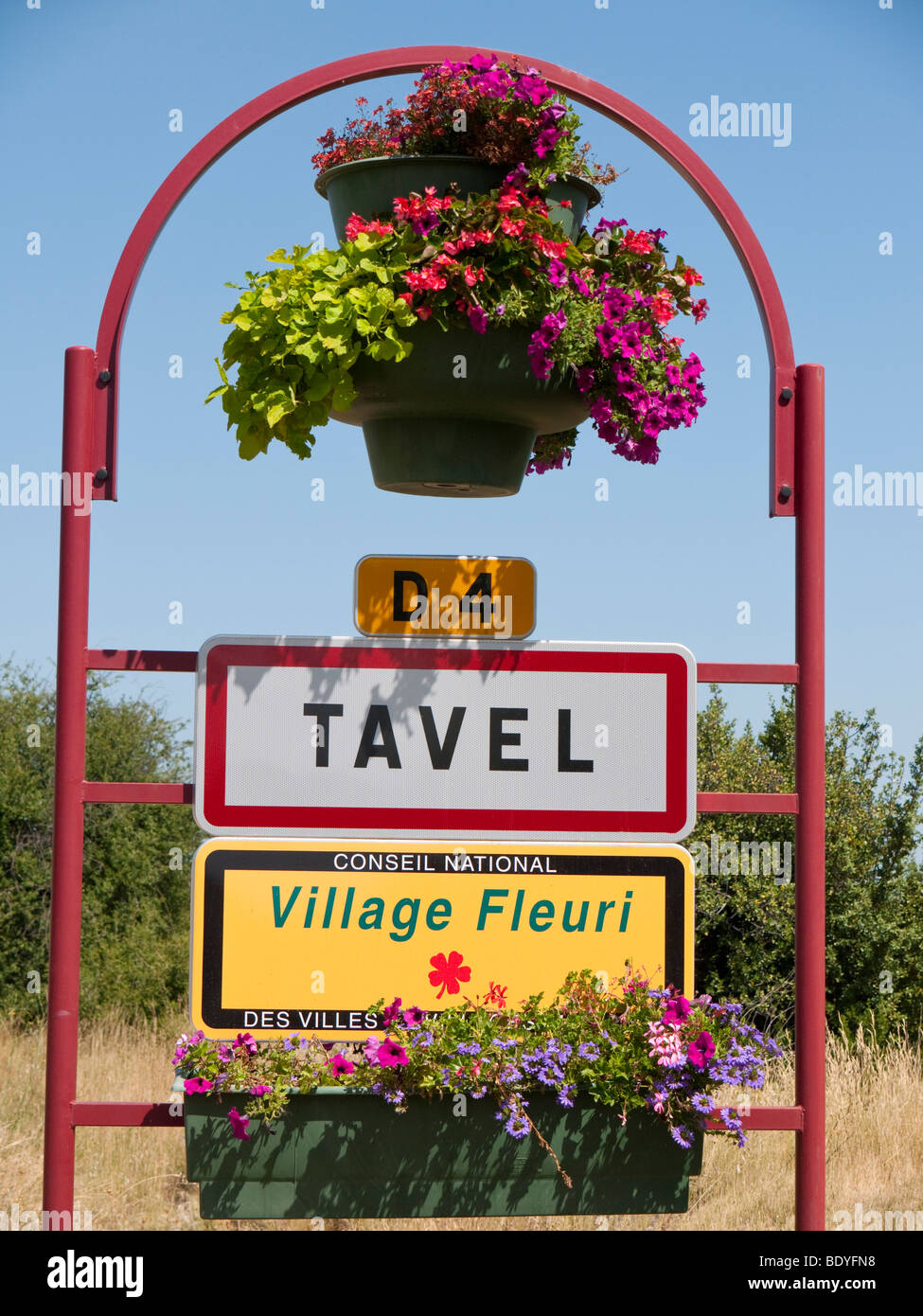 Ein Schild am Eingang der renommierten rosé Wein Dorf Tavel. Stockfoto