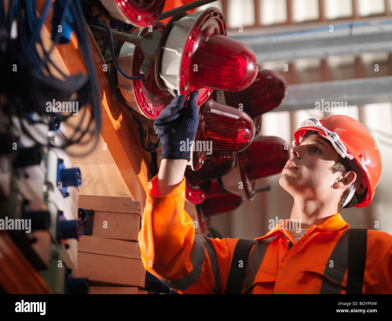 Crane Worker Check-Sicherheitsbeleuchtung Stockfoto