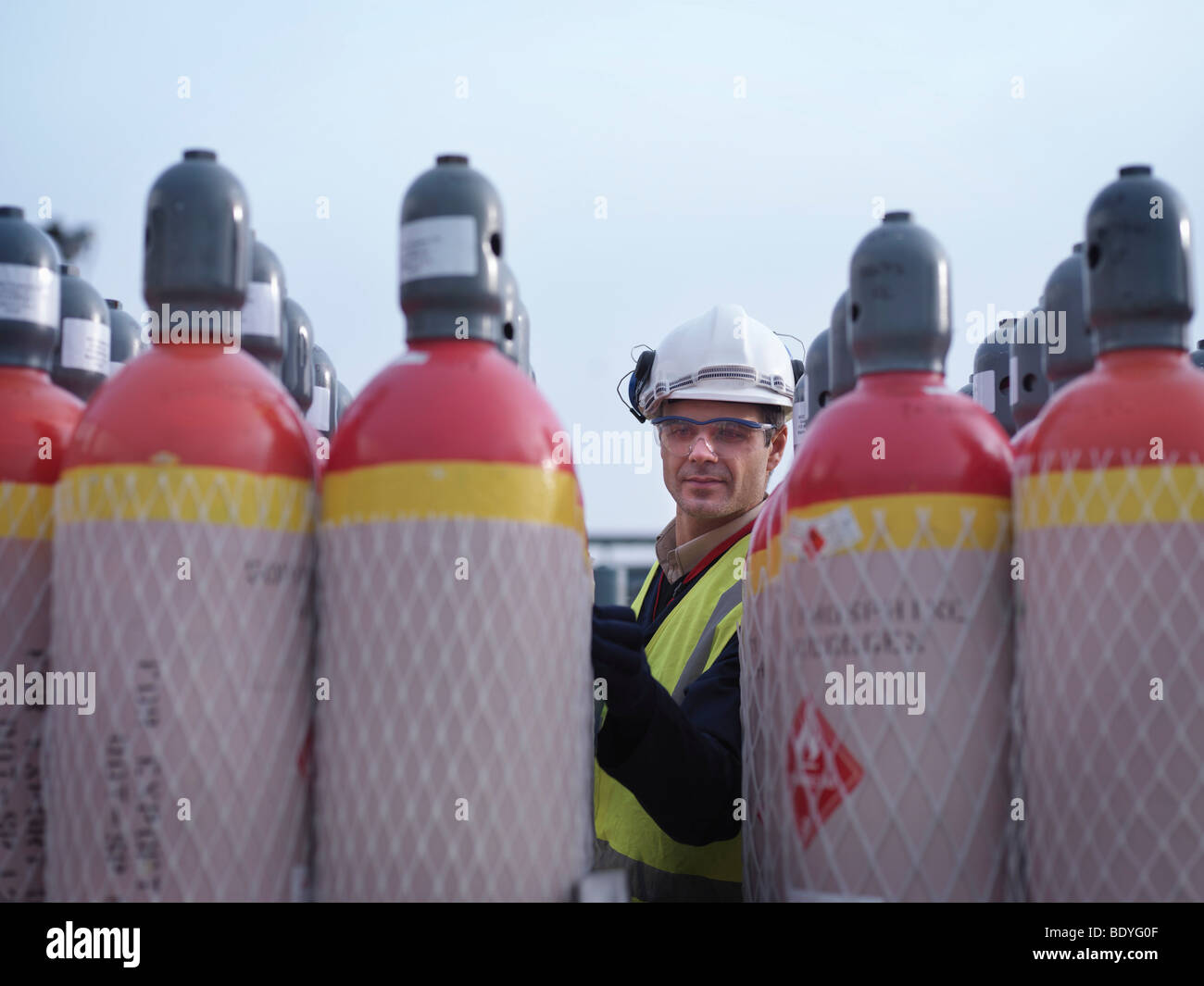 Hafen Arbeiter Inspektion Gasflaschen Stockfoto