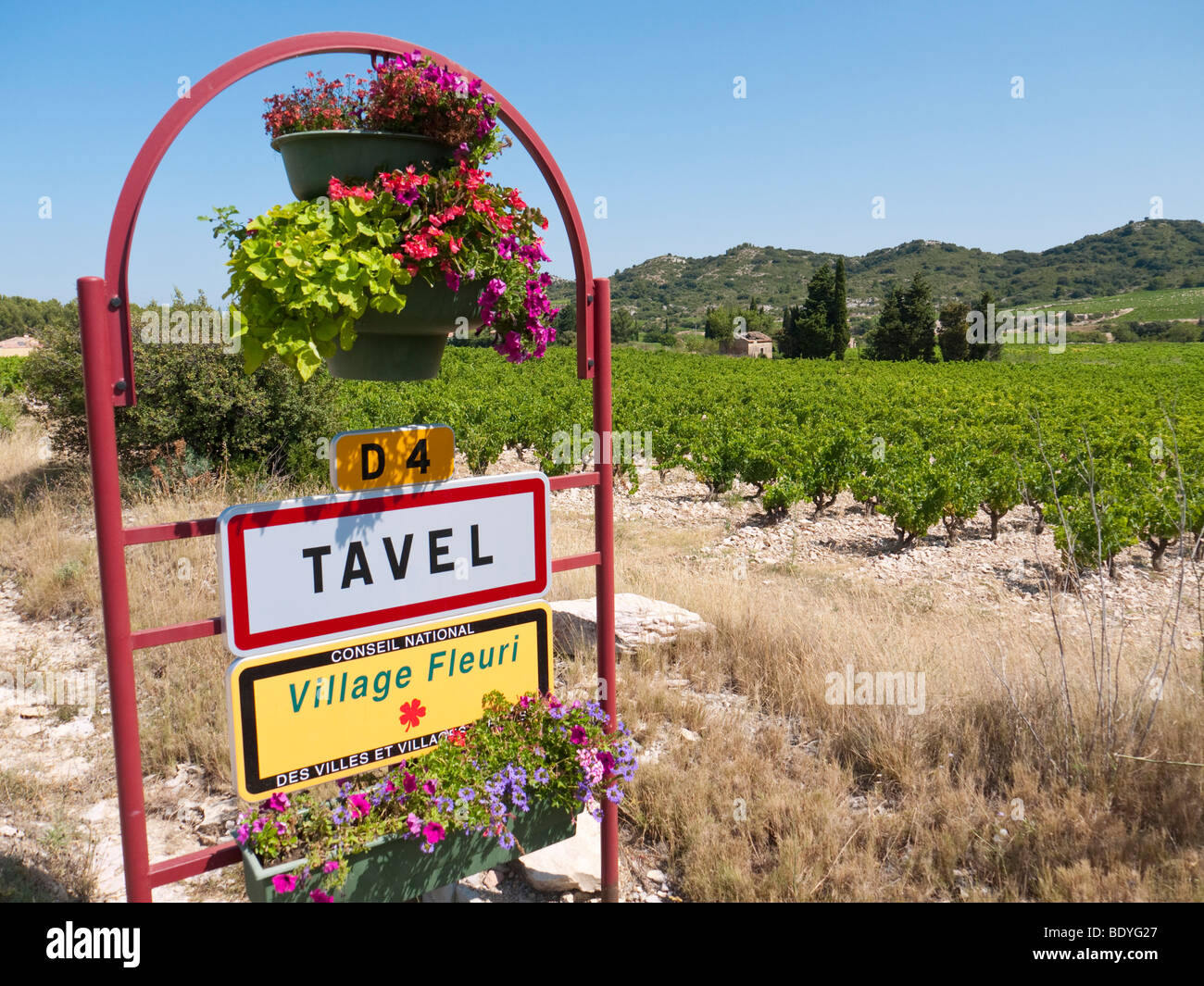 Ein Schild am Eingang der renommierten rosé Wein Dorf Tavel. Stockfoto