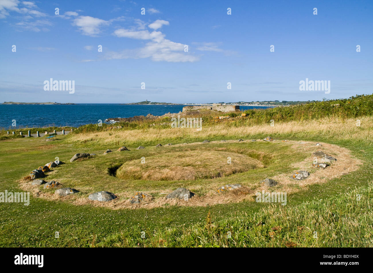 dh Pezeries Point TORTEVAL GUERNSEY Table des Pions und Fort Pezeries Les Pezeries Feenring Feen Rocquaine Bay Stockfoto