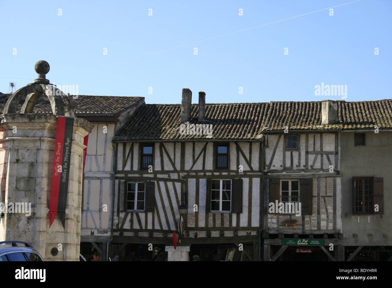 Reihe von mittelalterlichen Häusern in der Bastide Eymet, Dordogne Stockfoto