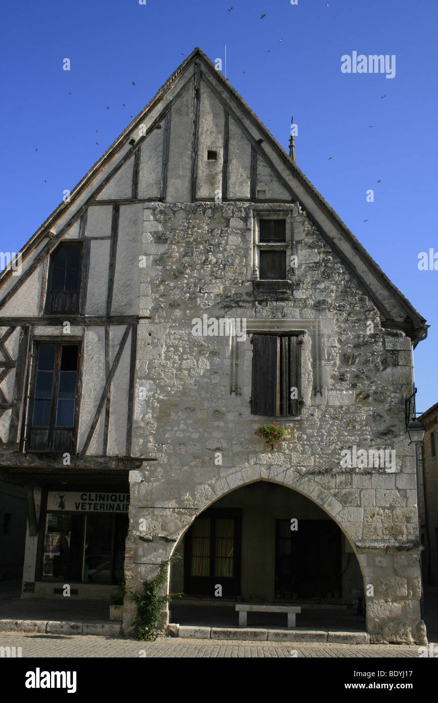 Ein typisch mittelalterlichen Haus auf dem Hauptplatz der Bastide Eymet, Dordogne Stockfoto