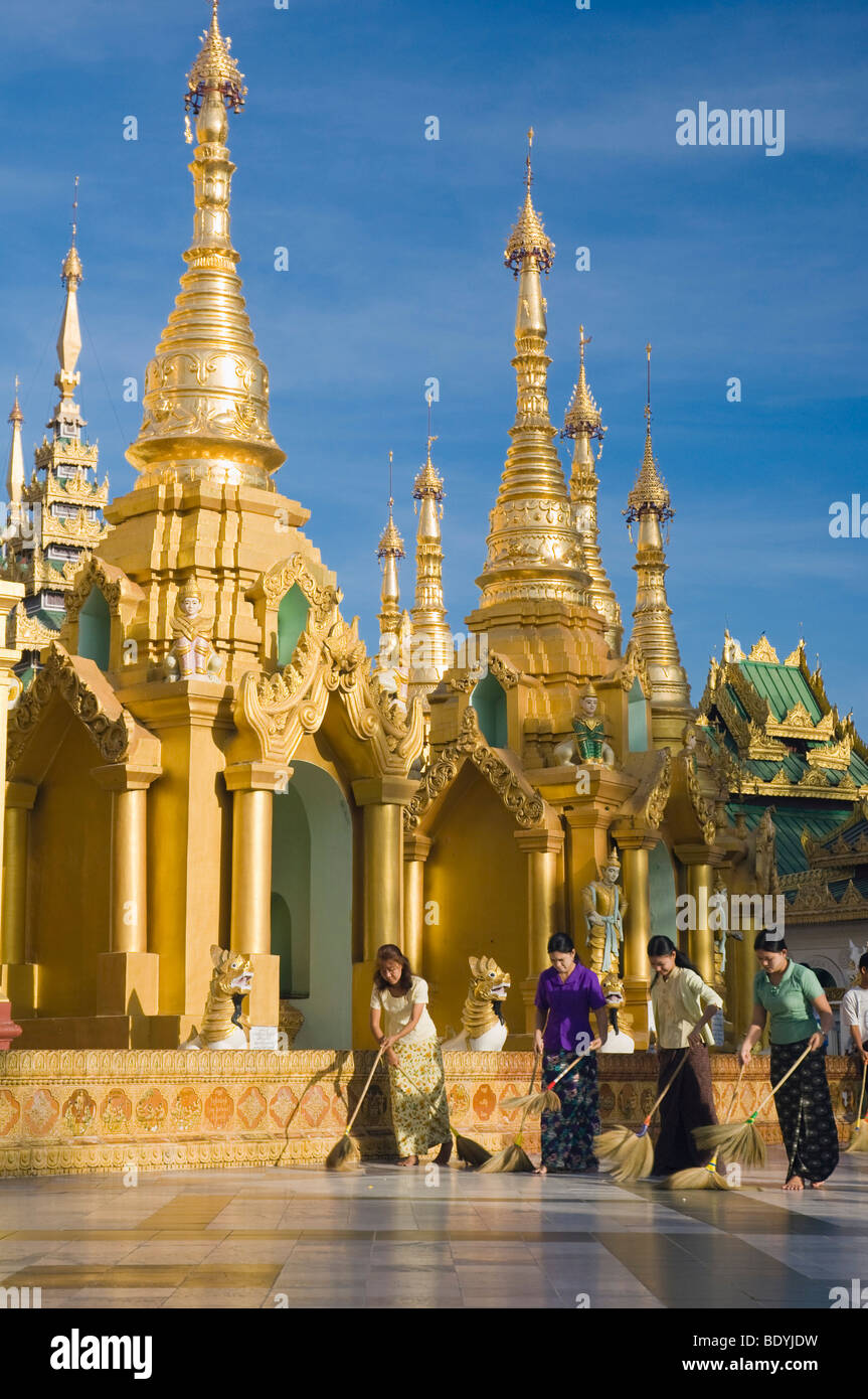 Frauen kehren die Shwedagon-Pagode, Tempel, Rangun, Yangon, Birma, Myanmar, Asien Stockfoto