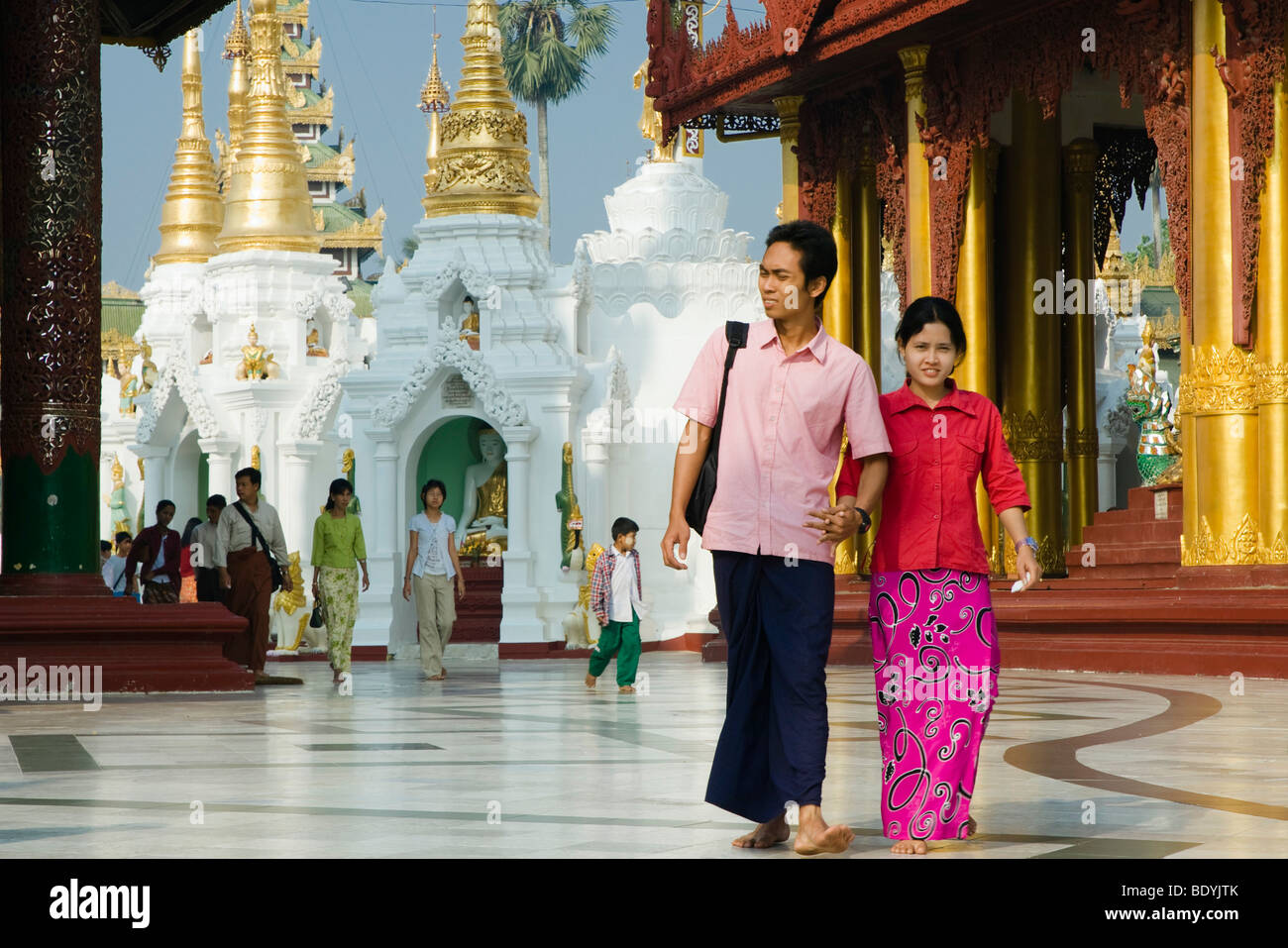 Burmesische paar in der Shwedagon-Pagode, buddhistische Tempel, Rangun, Yangon, Birma, Burma, Myanmar, Asien Stockfoto