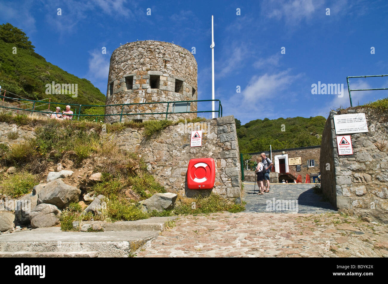 dh Petit bot Bay FOREST GUERNSEY Touristen Strandpromenade und Loophole Tower No13 18. Jahrhundert Verteidigungshafen Stockfoto