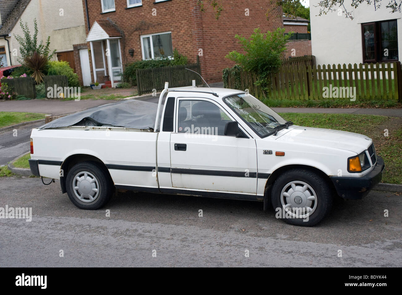 Seitenansicht eines weißen Pick-up Tata parkten auf einer Straße in England Stockfoto