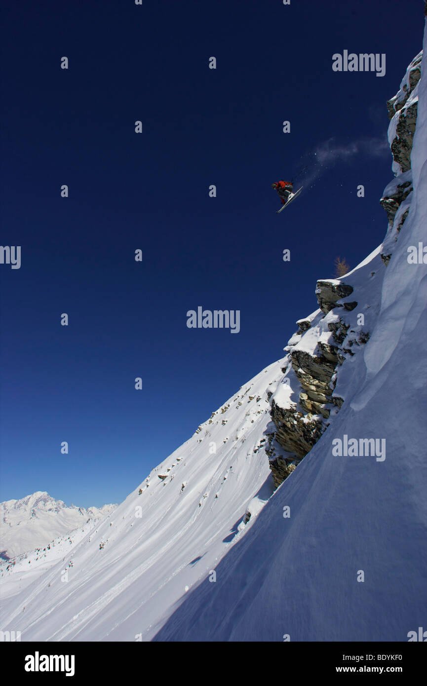 Skifahrer, die von einer Klippe zu springen. Stockfoto